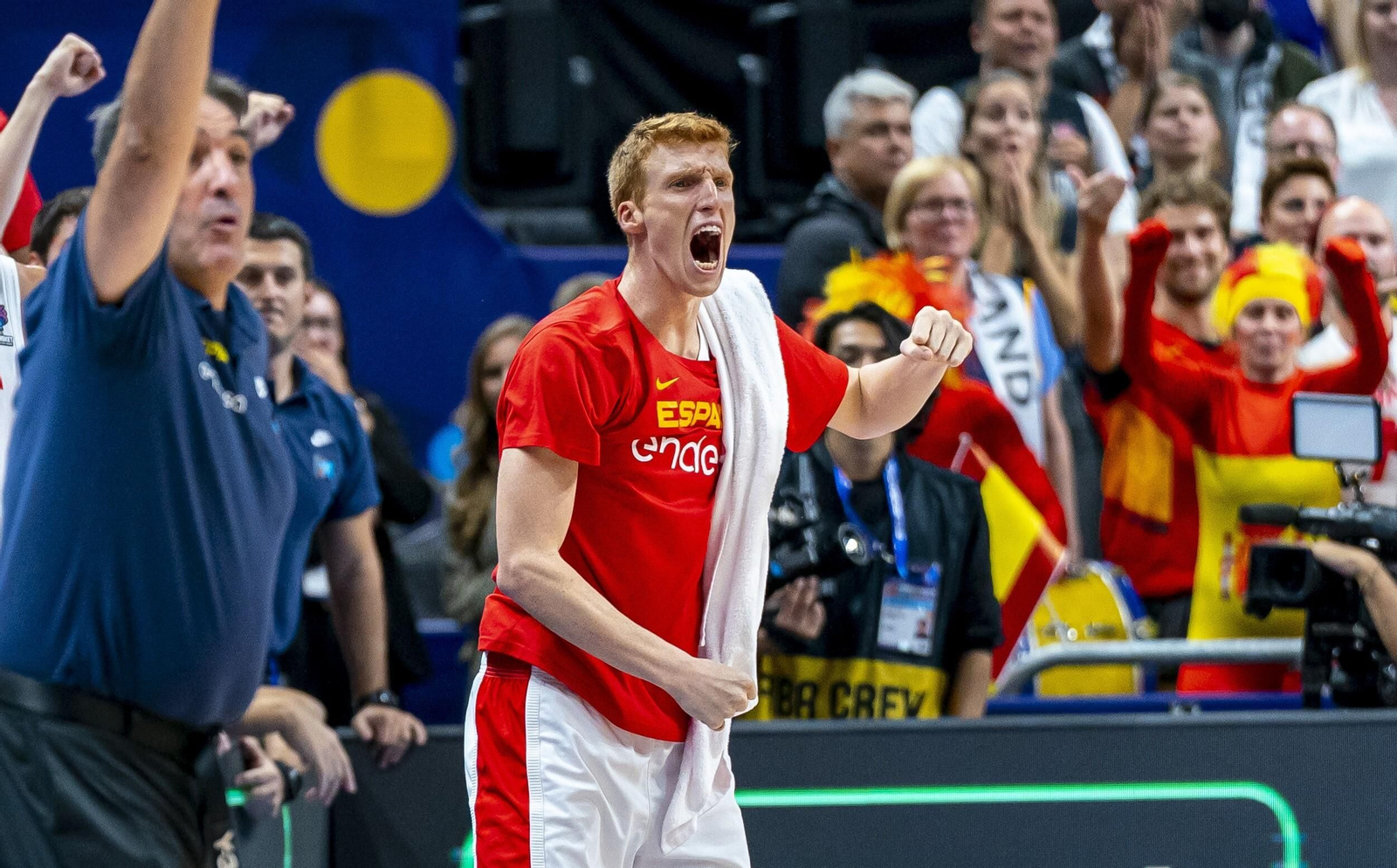 Alberto Díaz arenga a sus compañeros desde el banquillo.