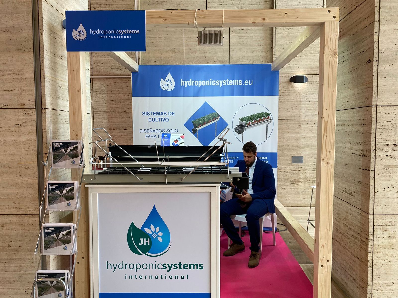 Más de medio centenar de empresas participan en el Congreso de Frutos Rojos