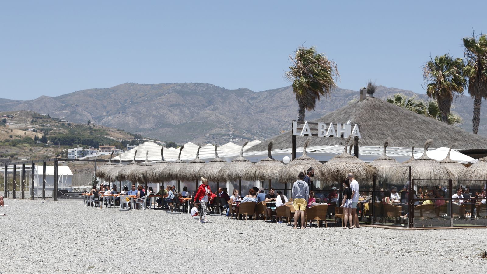 La terraza del chiringuito La Bahía, repleta al medio día.