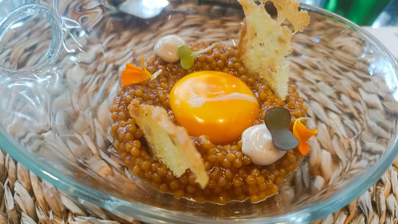 Yema de huevo de caserío sobre estofado de trigo.