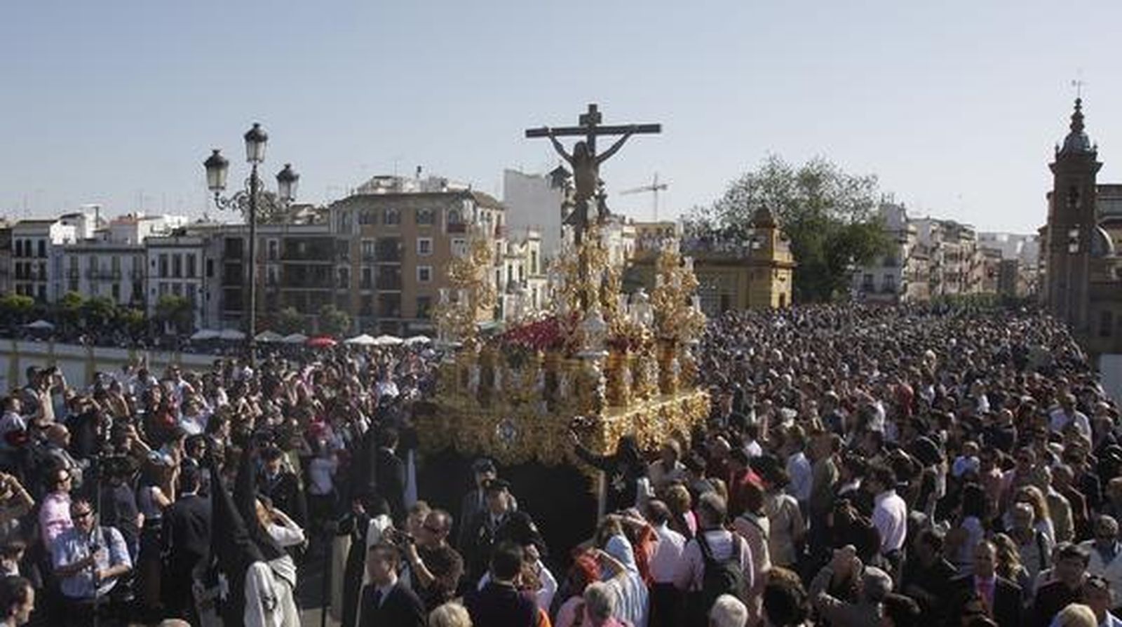 El Cachorro llena de belleza el Puente de Triana

Foto: Jose Angel Garcia
