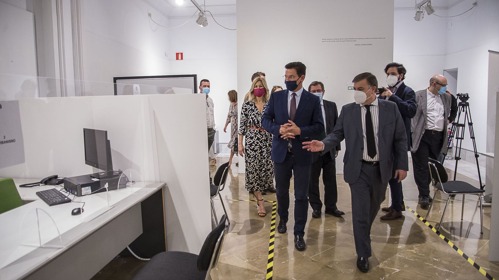 Visita del alcalde a las oficinas provisionales en Gran Capitán