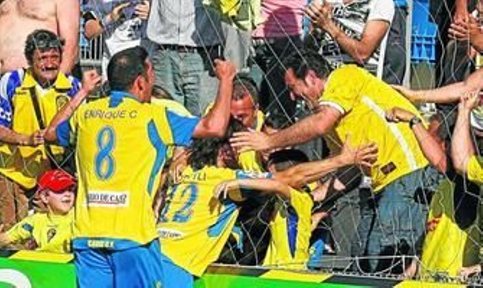 Enrique y Toedtli celebran el segundo gol del Cádiz frente al Girona, marcado por el argentino.
