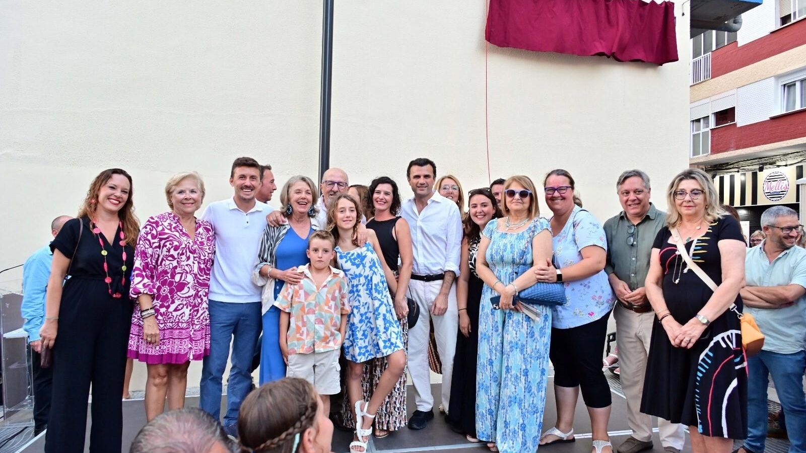 Adela del Moral junto a sus familiares, el alcalde y concejales del Ayuntamiento de Cádiz