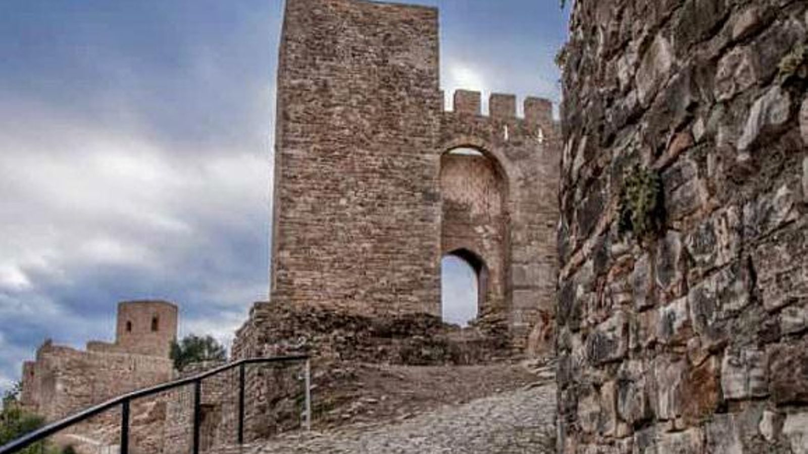 Puerta de ingreso a la fortaleza de Jimena.