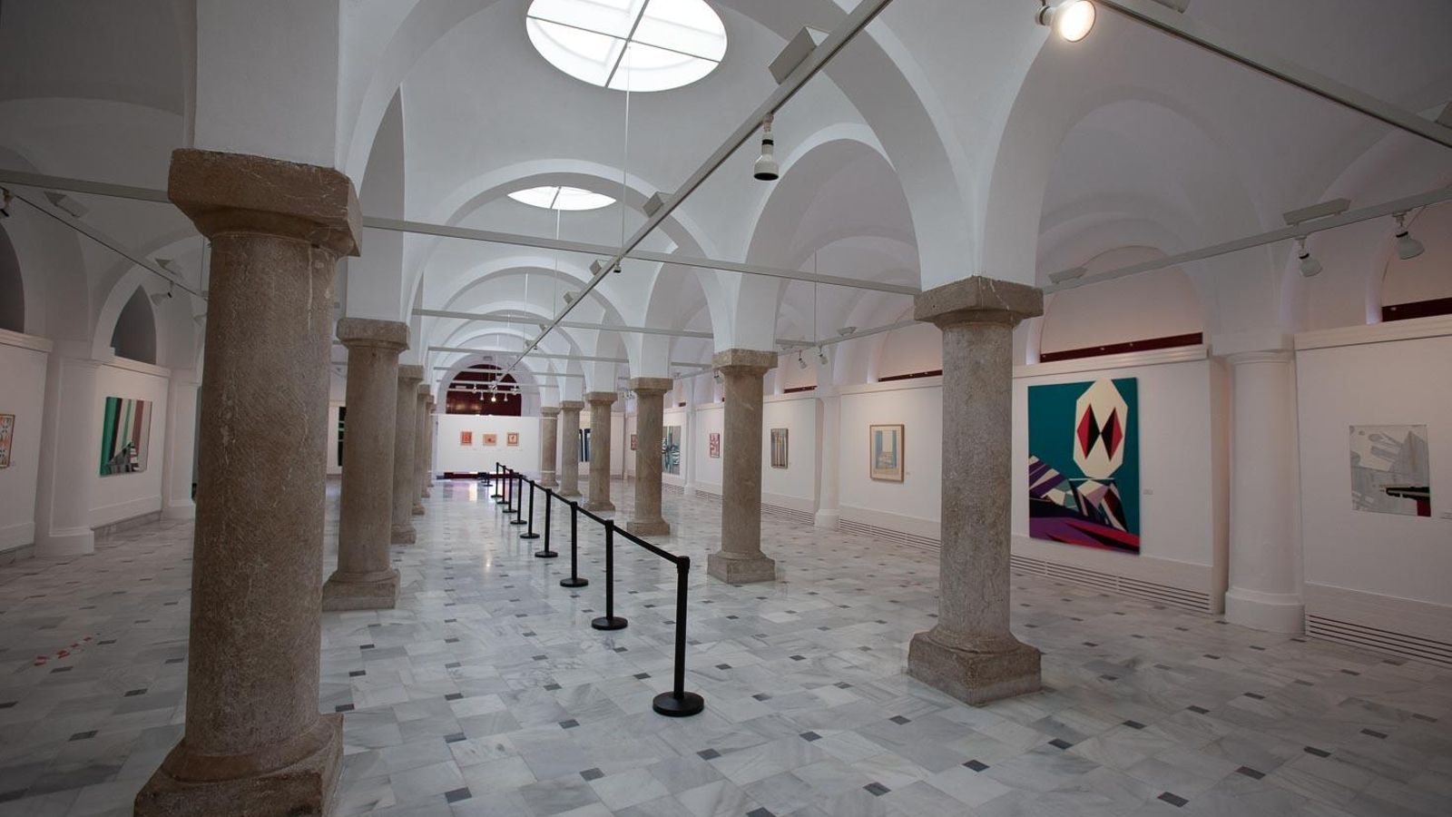 Sala Pescadería Vieja con las obras de Fernando Clemente.