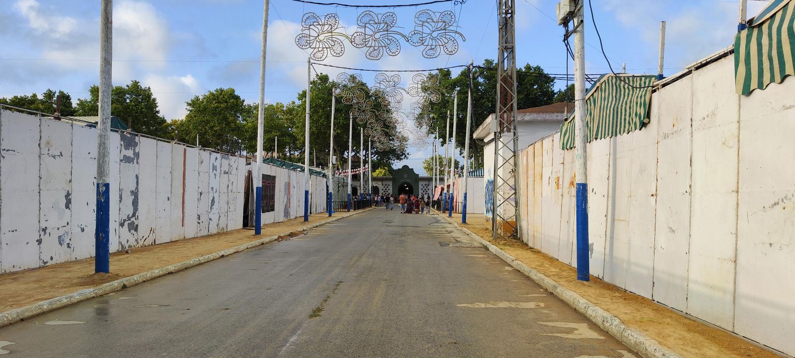 Una de las calles del recinto, con una imagen que no está a la altura de la ciudad.