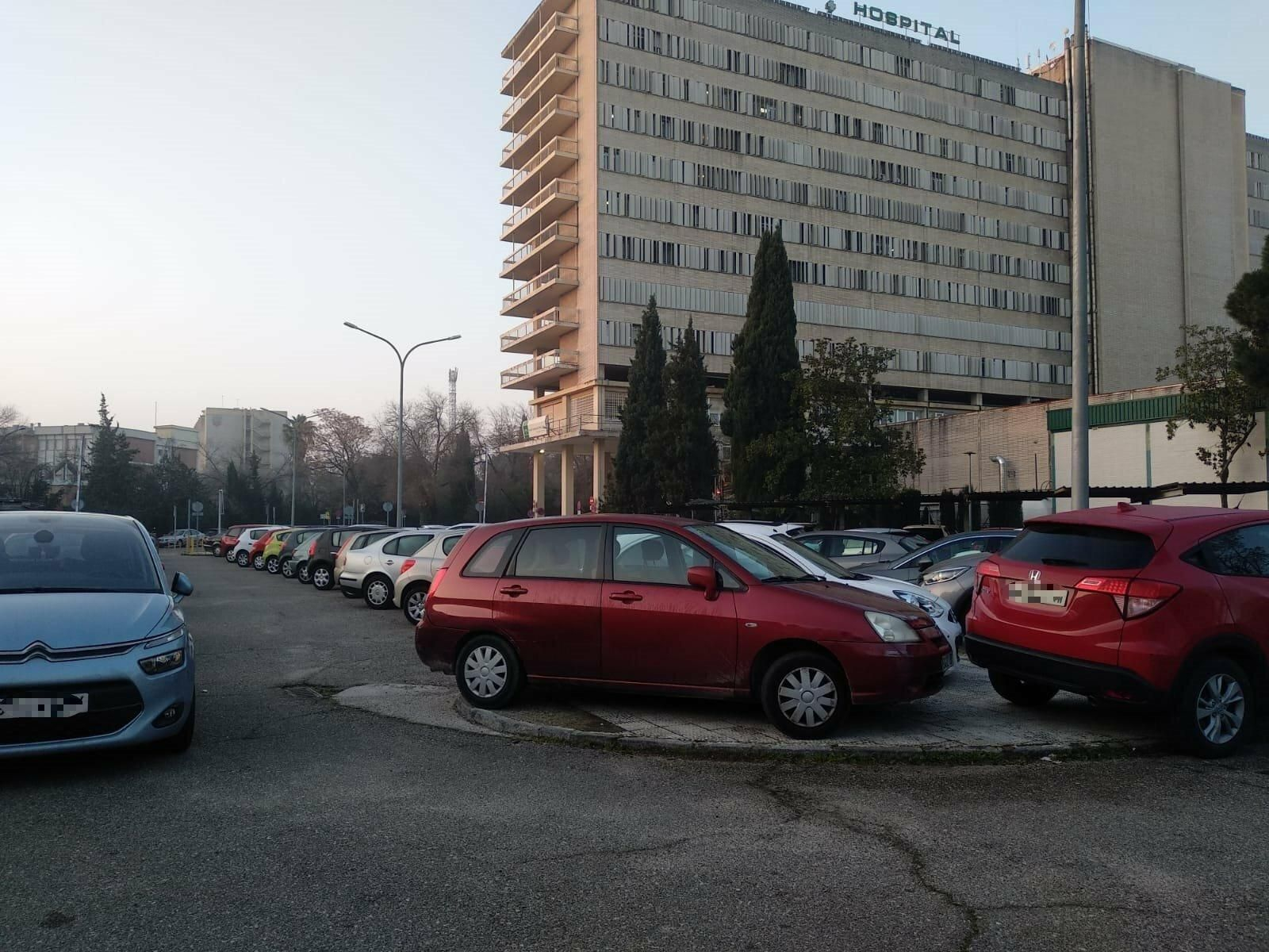 Vehículos mal estacionados en los accesos del Hospital Provincial.