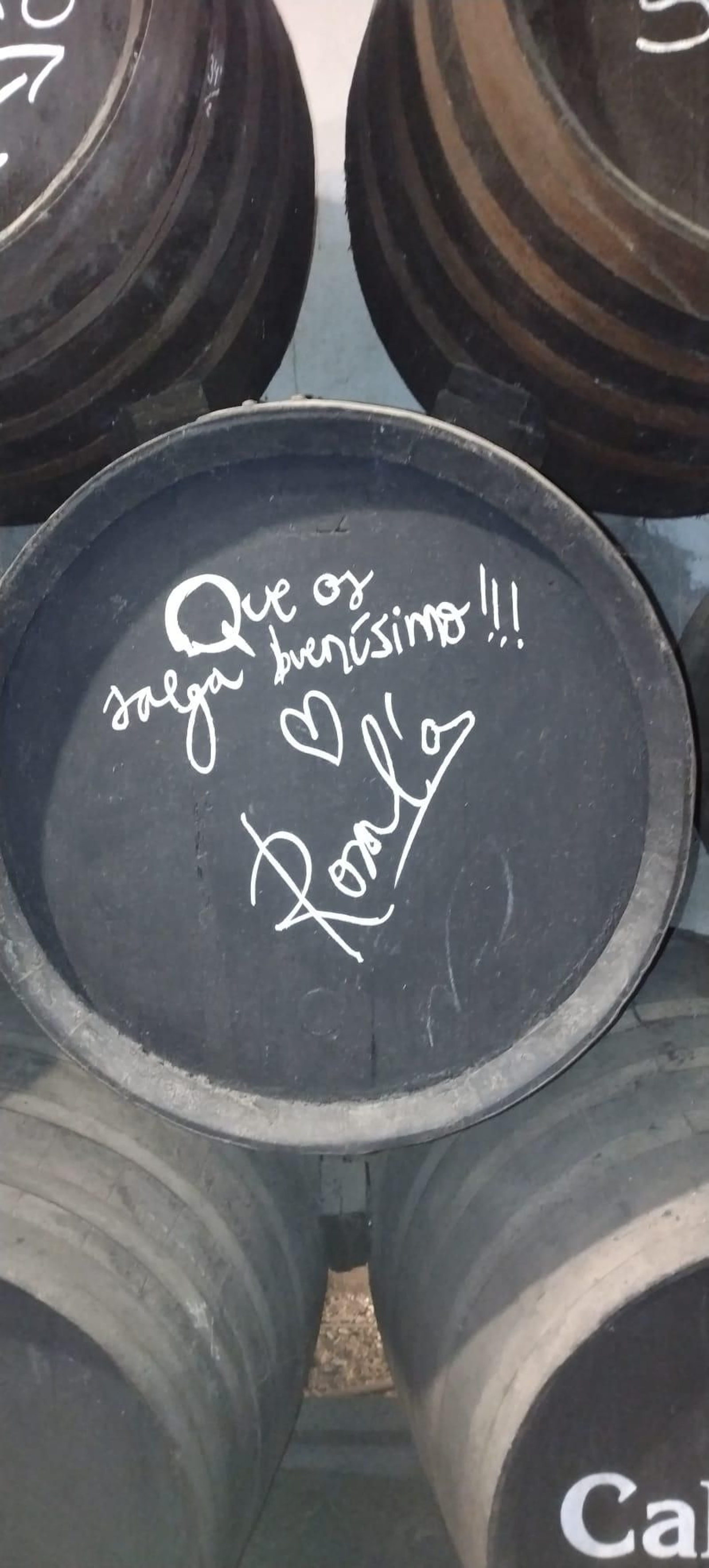 La bota firmada por Rosalía en la bodega del Castillo de San Marcos.