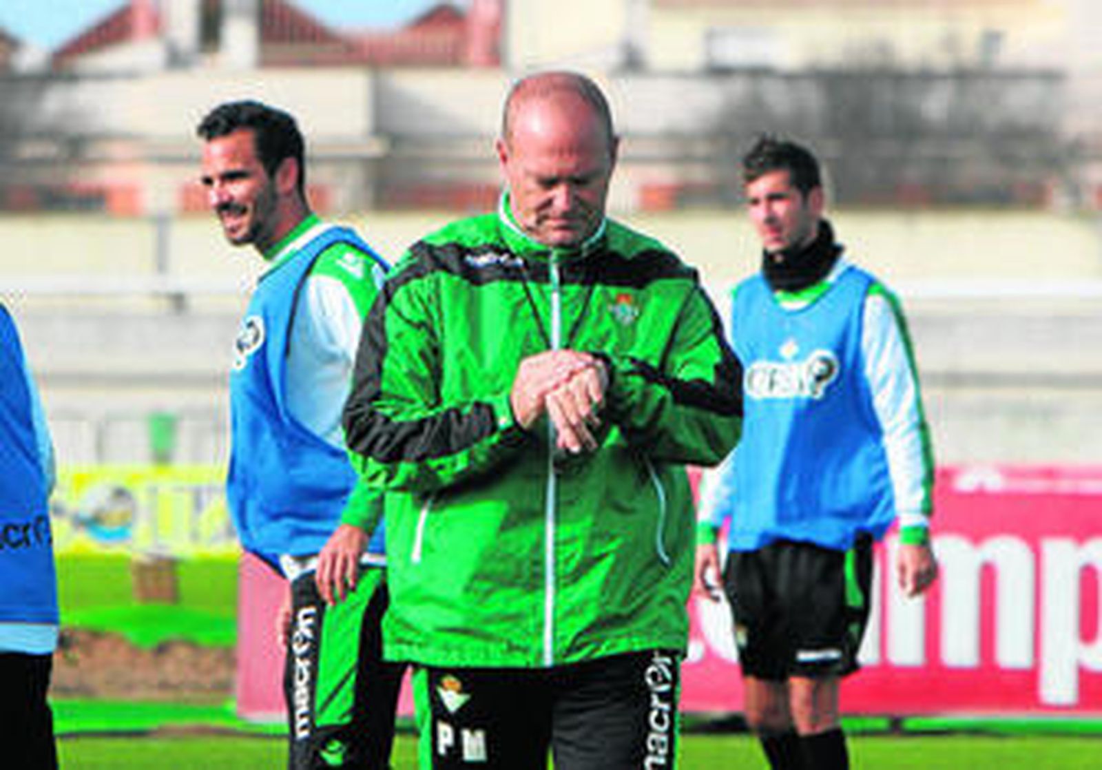 El entrenador del Betis, Pepe Mel, mira el reloj durante un entrenamiento.