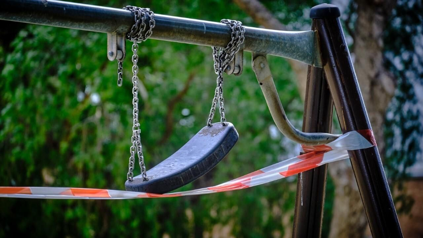 Los columpios de los parques infantiles de la ciudad permanecen precintados.