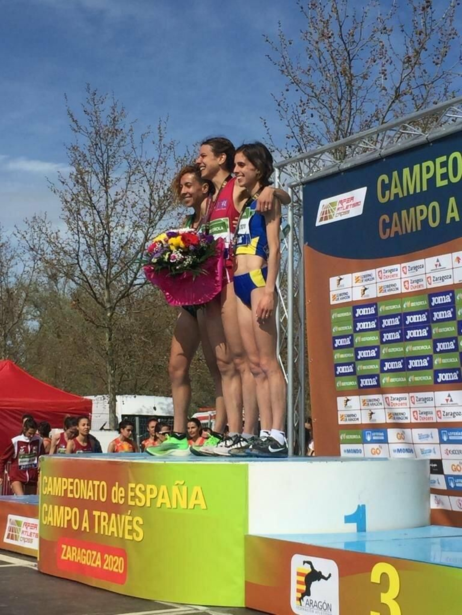 Carolina Robles, en el podio junto a Sánchez-Escribano, en el centro, y Paula González, en primer término.