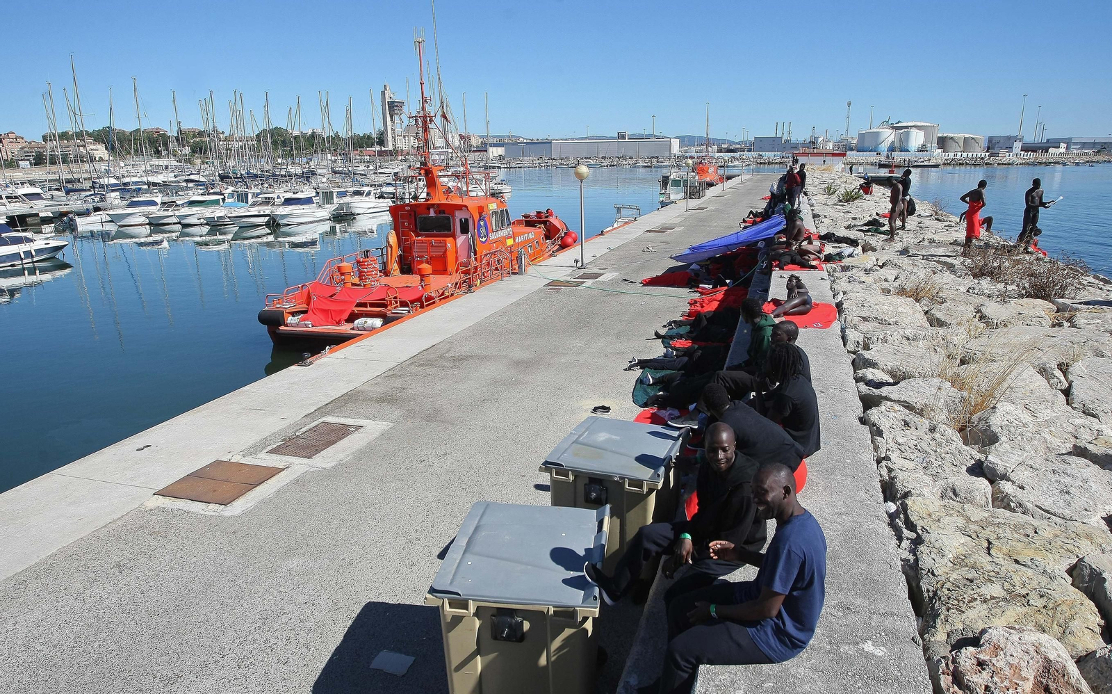 Cientos de migrantes esperan destino acogidos en el Campo de Gibraltar