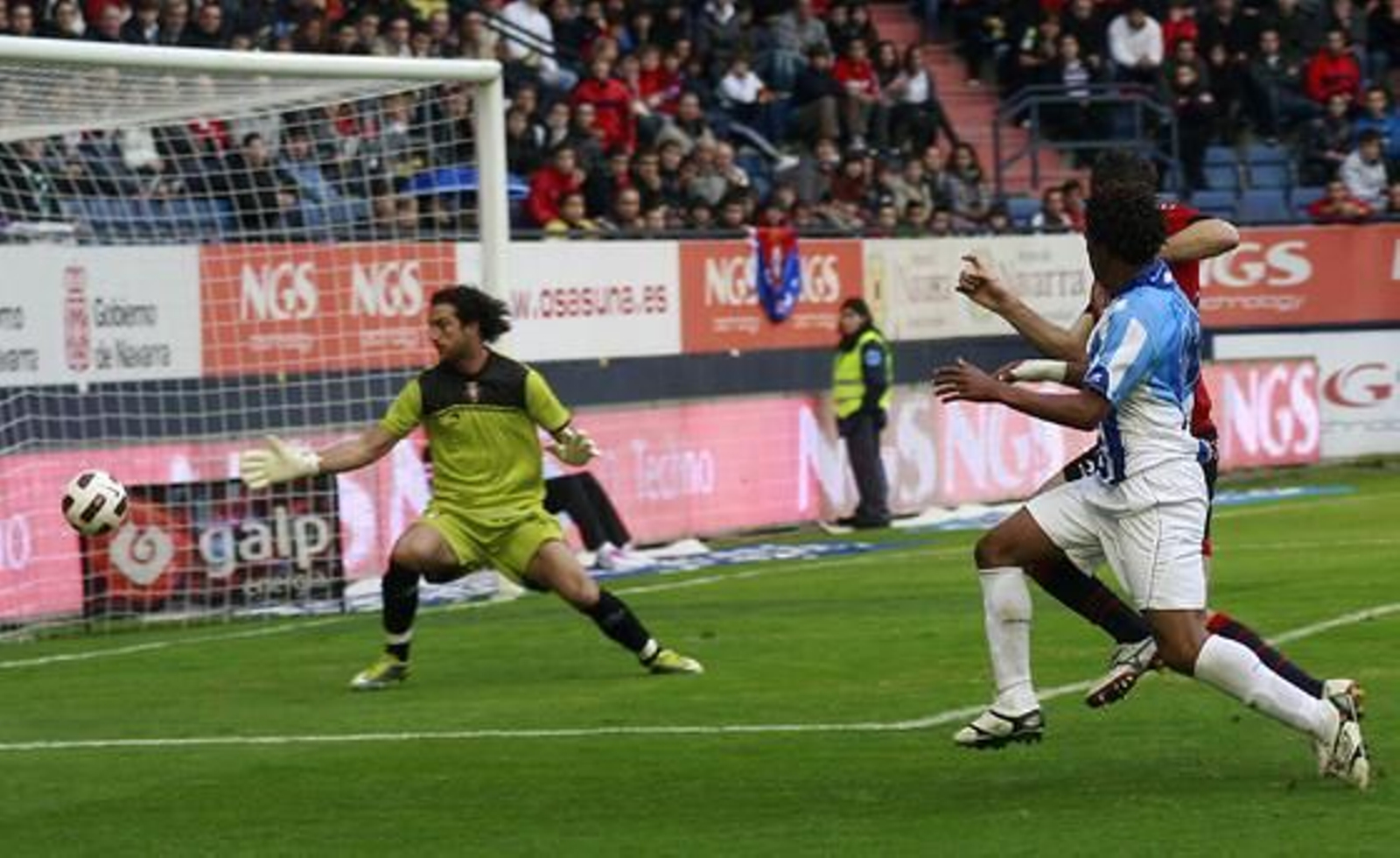 El Málaga pierde 2-0 en su visita al Reyno de Navarra. / Punto Press
