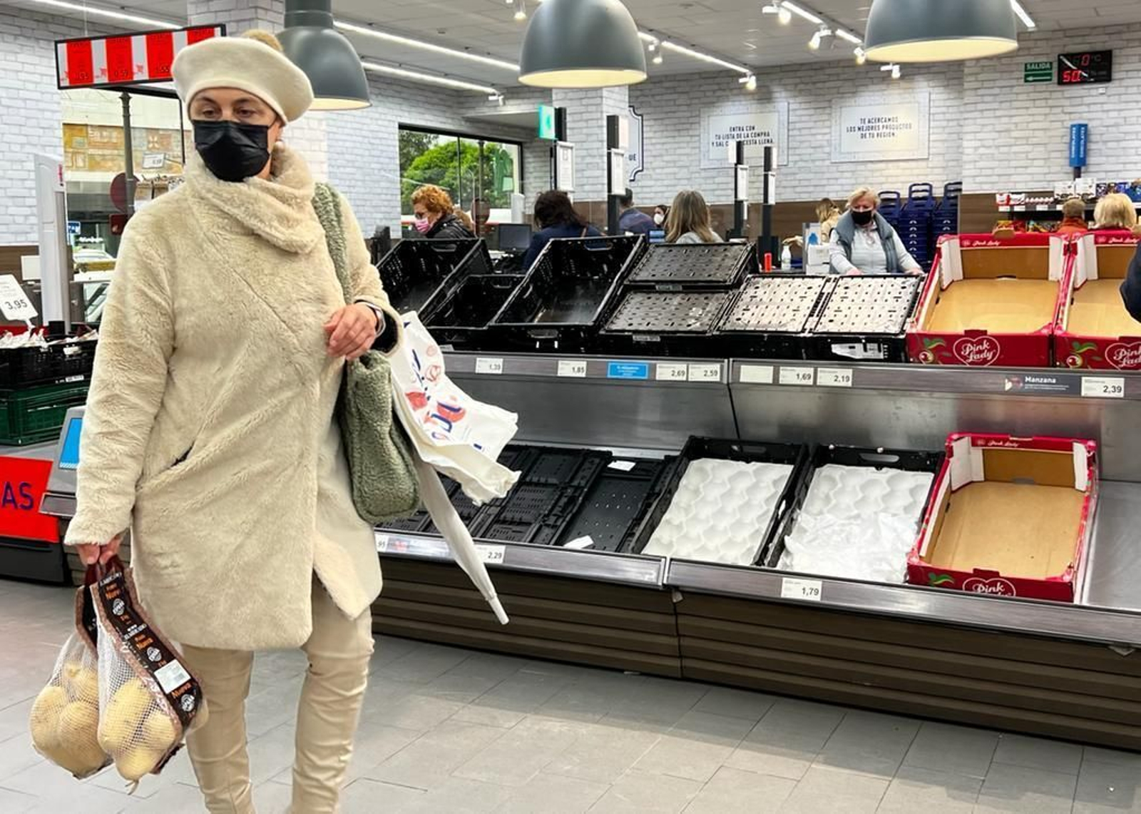 Bandejas vacías de fruta y verdura en un supermercado del centro de Sevilla.