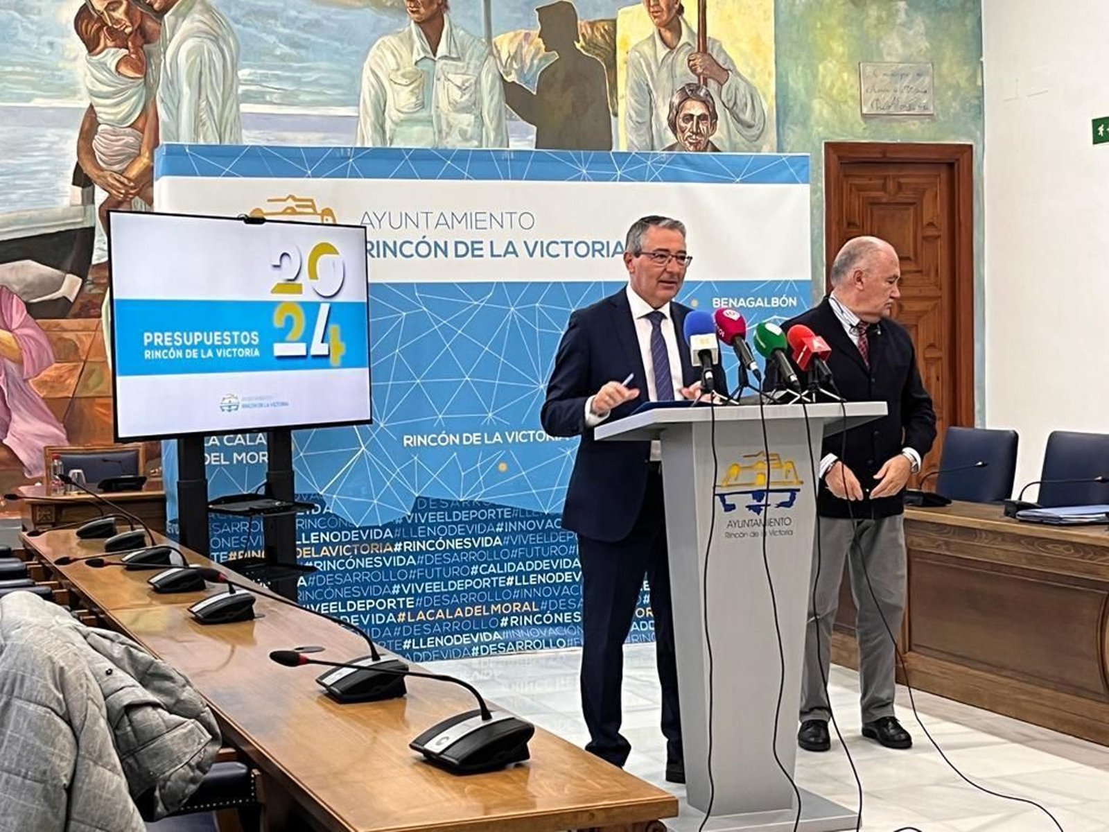 Francisco Salado, alcalde de Rincón de la Victoria y Antonio Fernández, concejal de Hacienda en el salón de plenos del Ayuntamiento