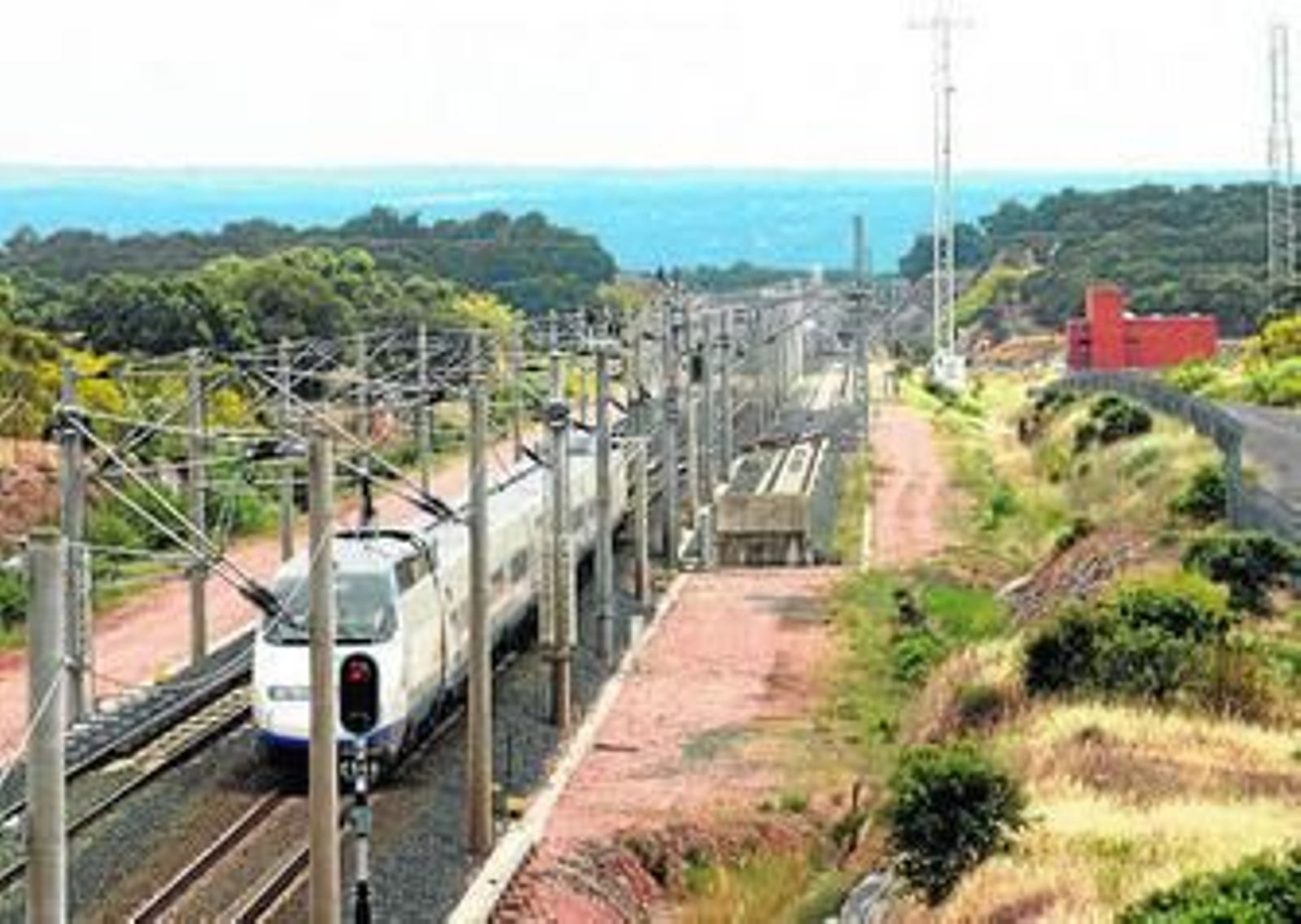 Un tren de alta velocidad circula por la línea Sevilla-Madrid.