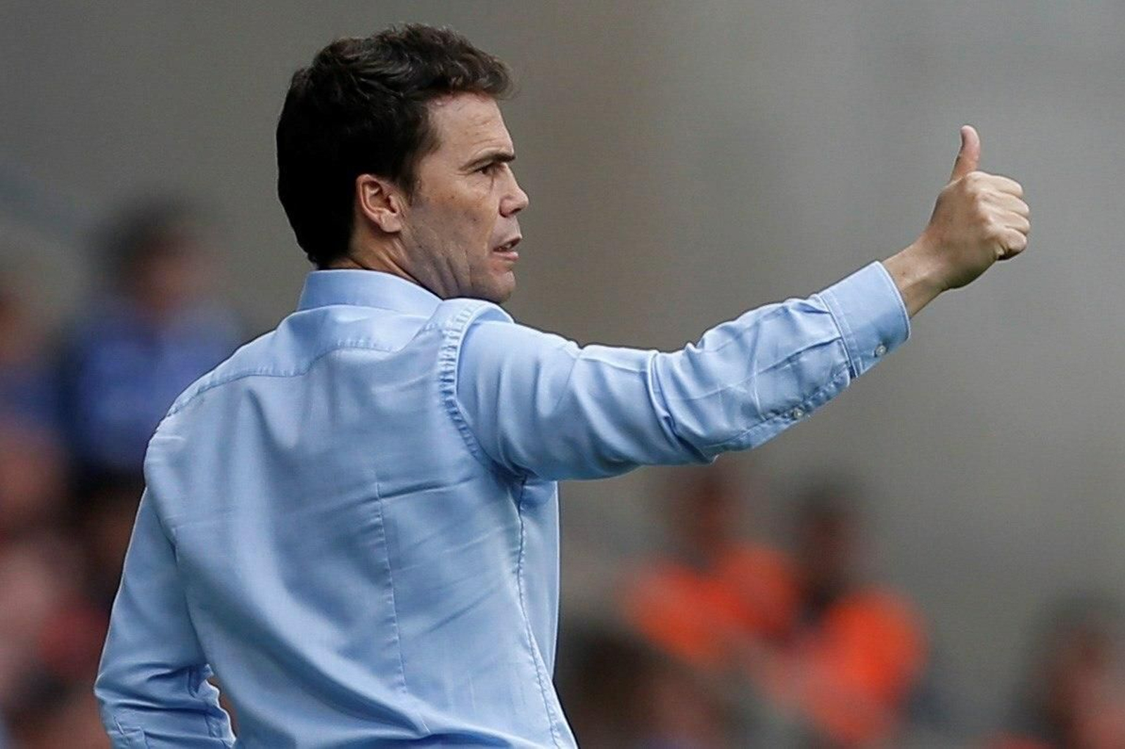 Rubi da el OK a sus jugadores durante el encuentro de esta pasada temporada ante la Real Sociedad en el RCDE Stadium.