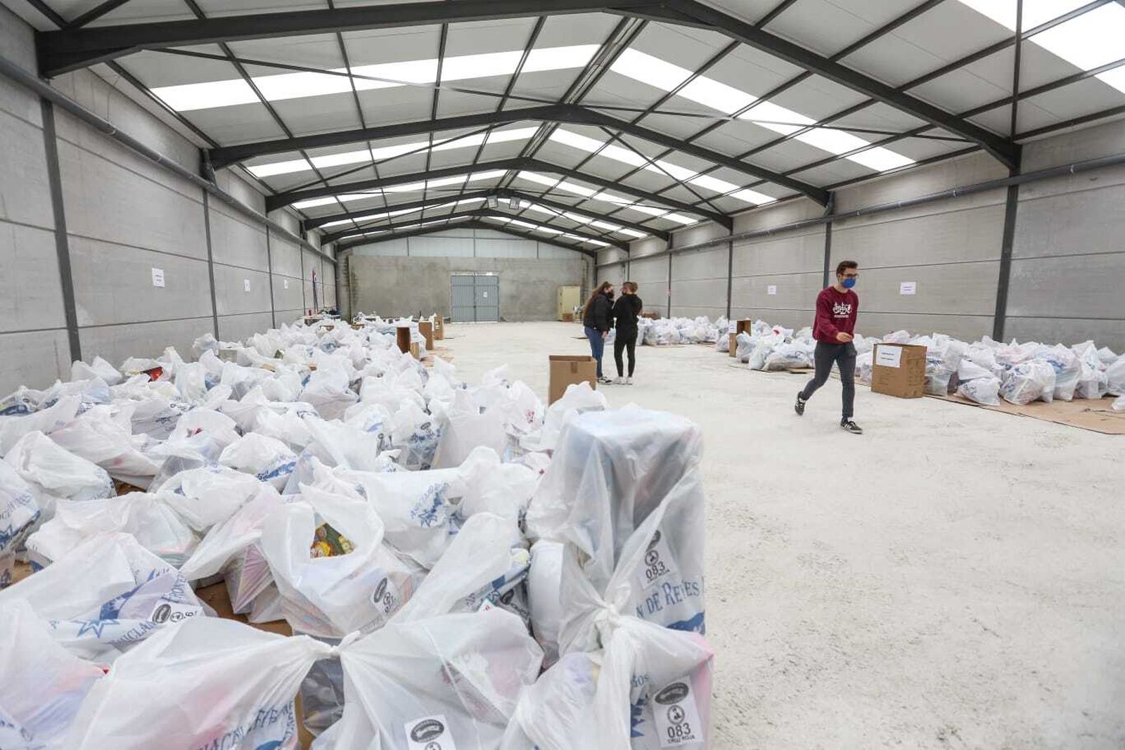 Preparativos de los paquetes de regalos llevados a cabo unos días antes del 5 de enero para su preparto entre las familias.