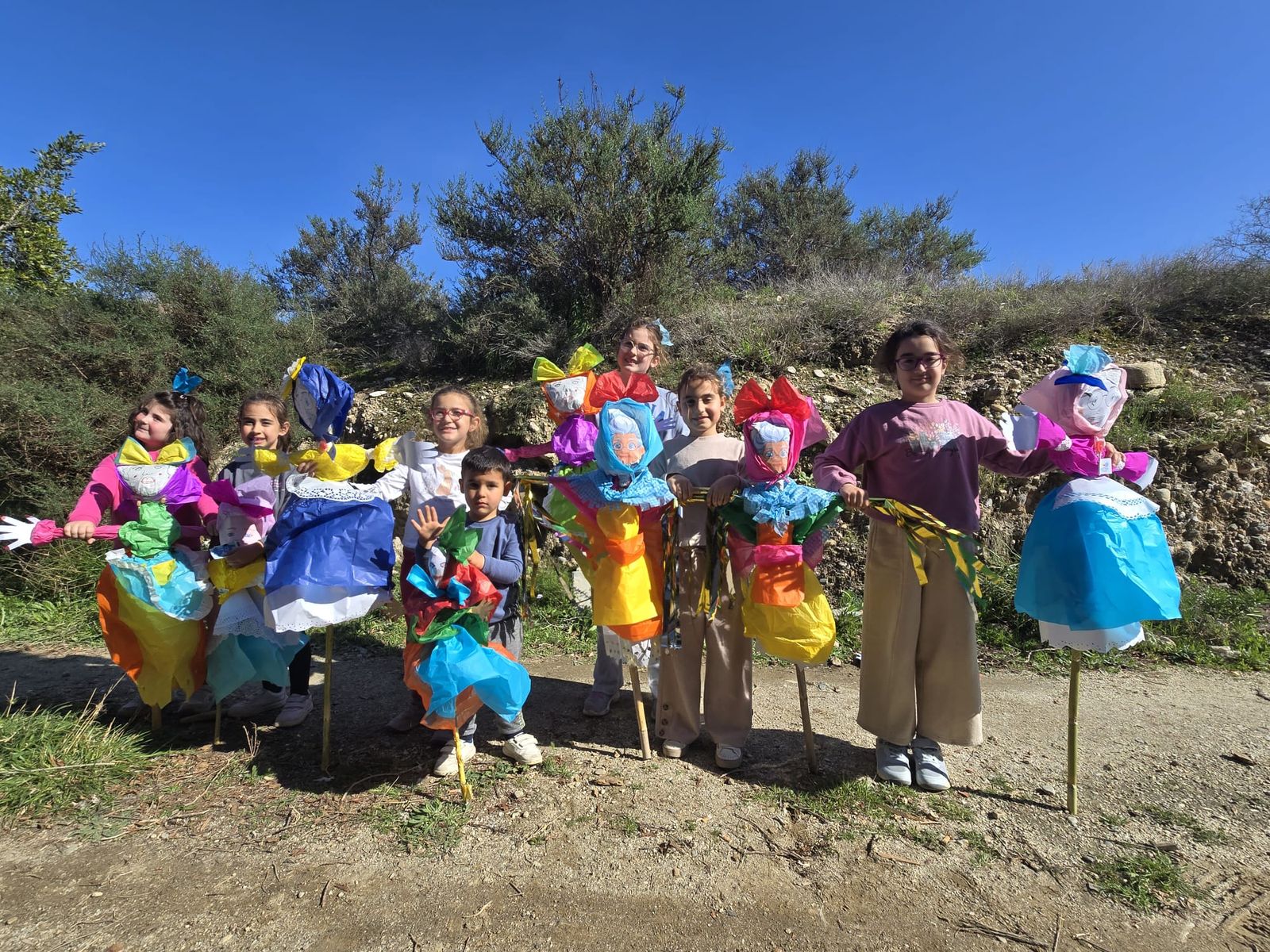 Grupo de niños junto a sus viejas