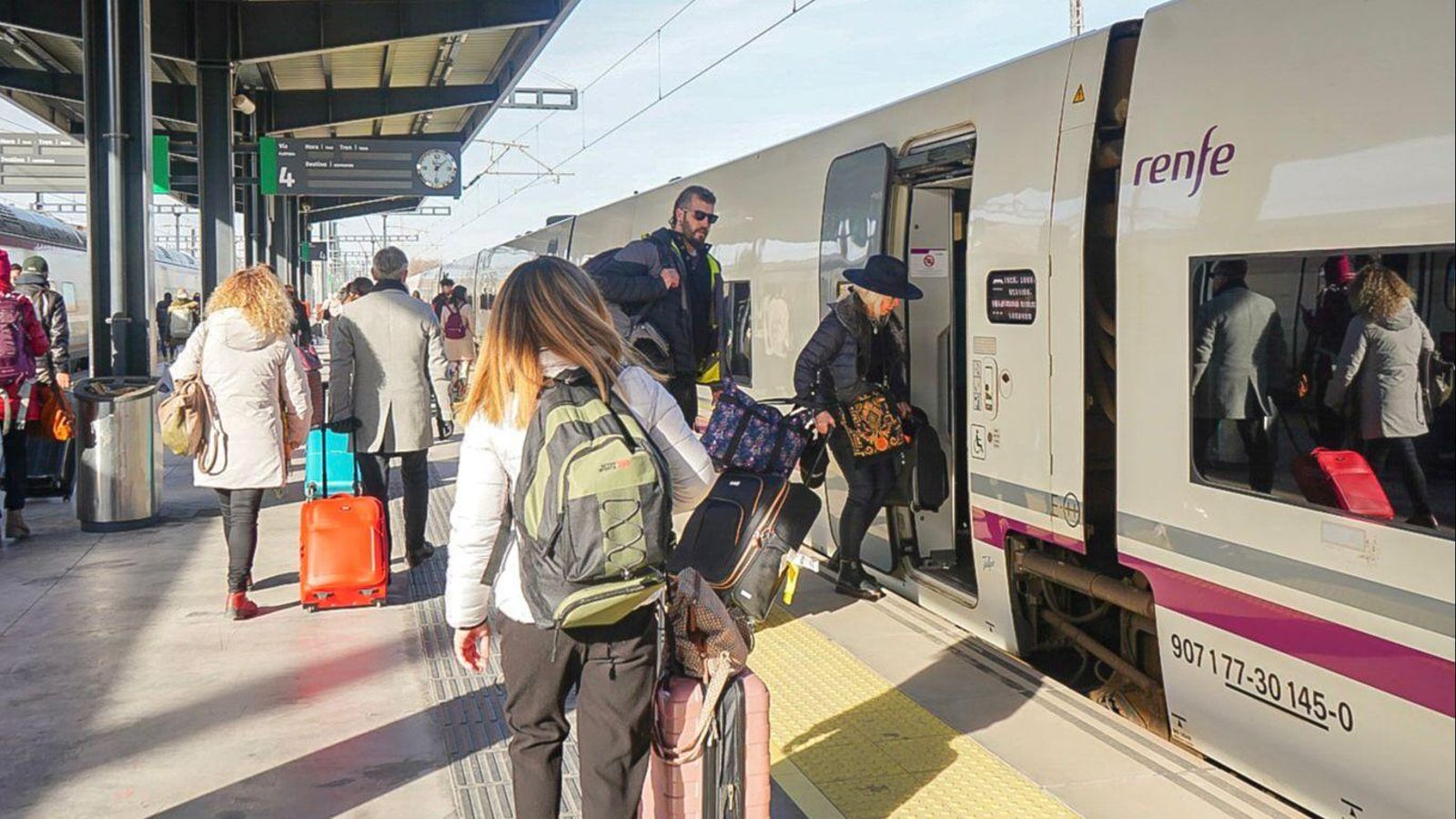 Los pasajeros suben al tren de la nueva frecuencia entre Granada y Madrid en la Estación de tren granadina