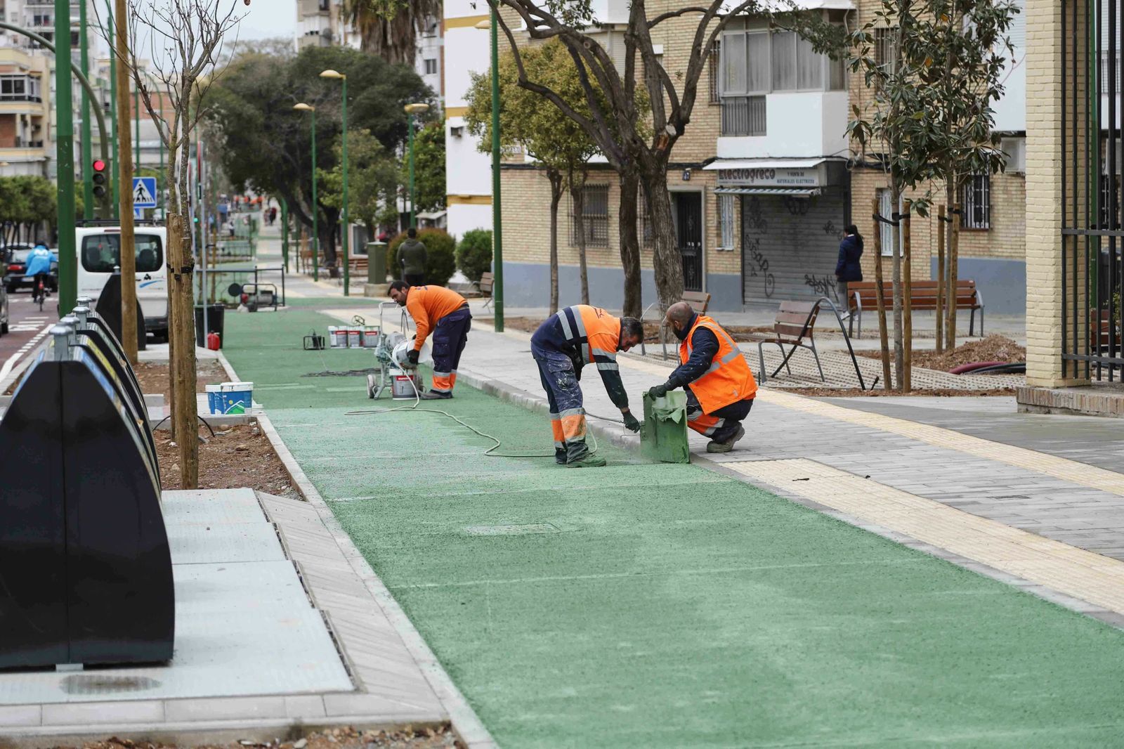 Varios operarios realizan tareas en el carril bici de la avenida del Greco el mismo día de la inauguración.