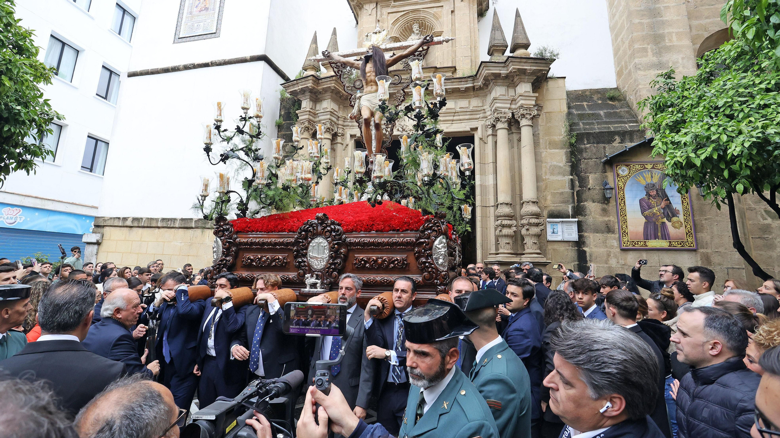 Las Viñas y El Cristo vuelven a sus templos