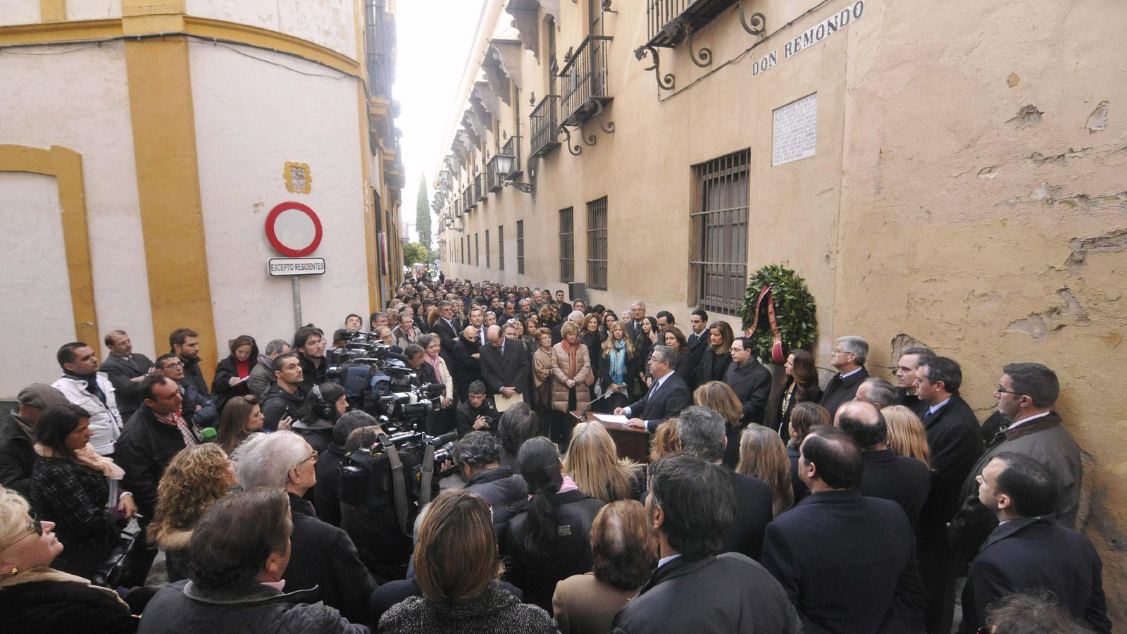 Uno de los homenajes al matrimonio asesinado en el lugar del atentado.