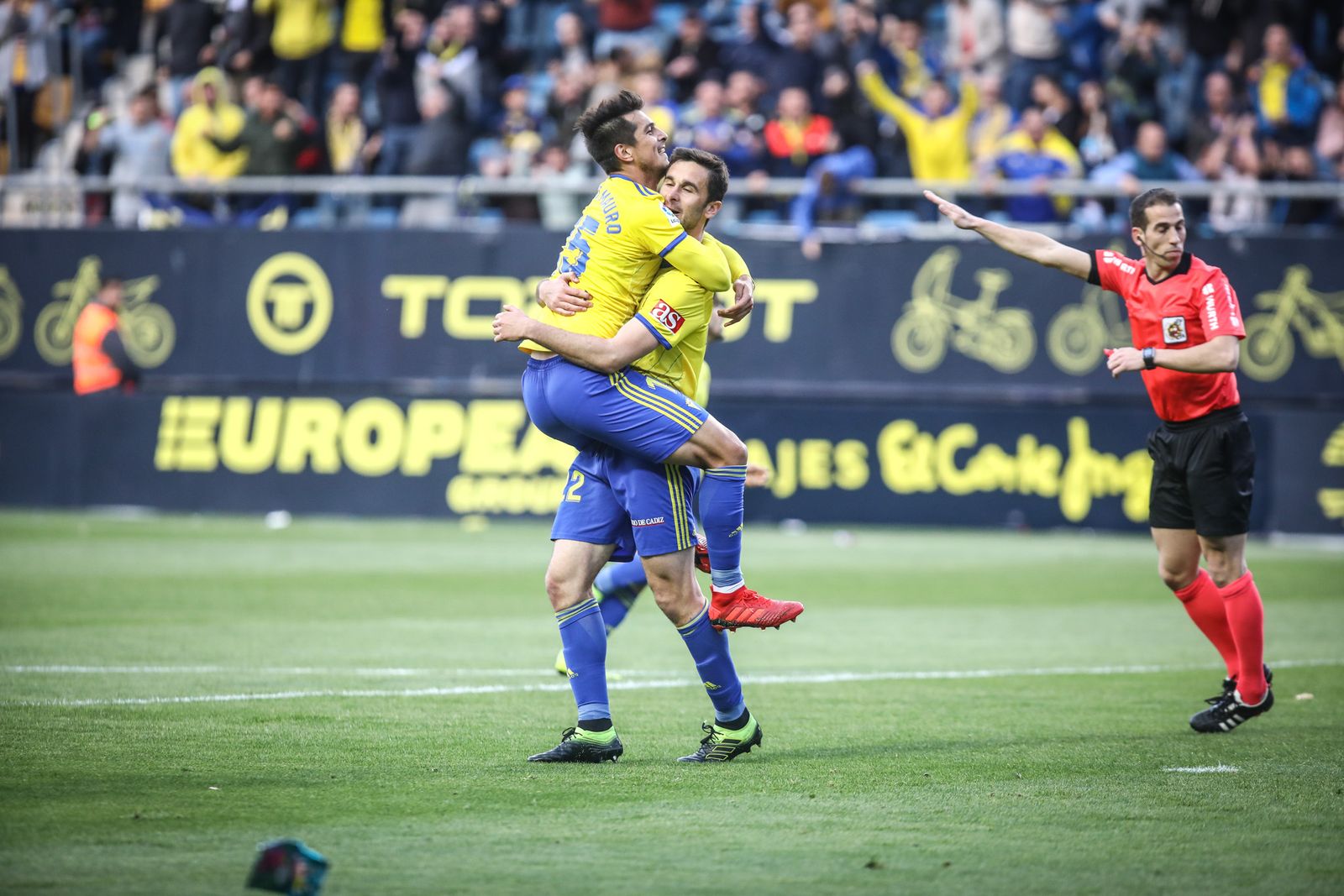 Mauro y Kecojevic, en la imagen celebrando el reciente gol al Córdoba, son los centrales más usados por Cervera.