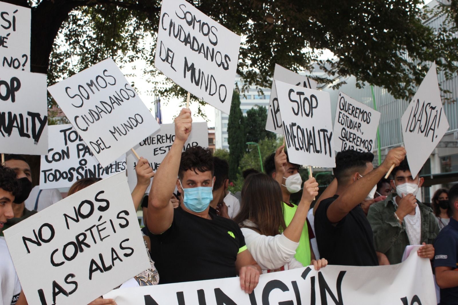 Asistentes a la concentración frente a la Subdelegación del Gobierno.
