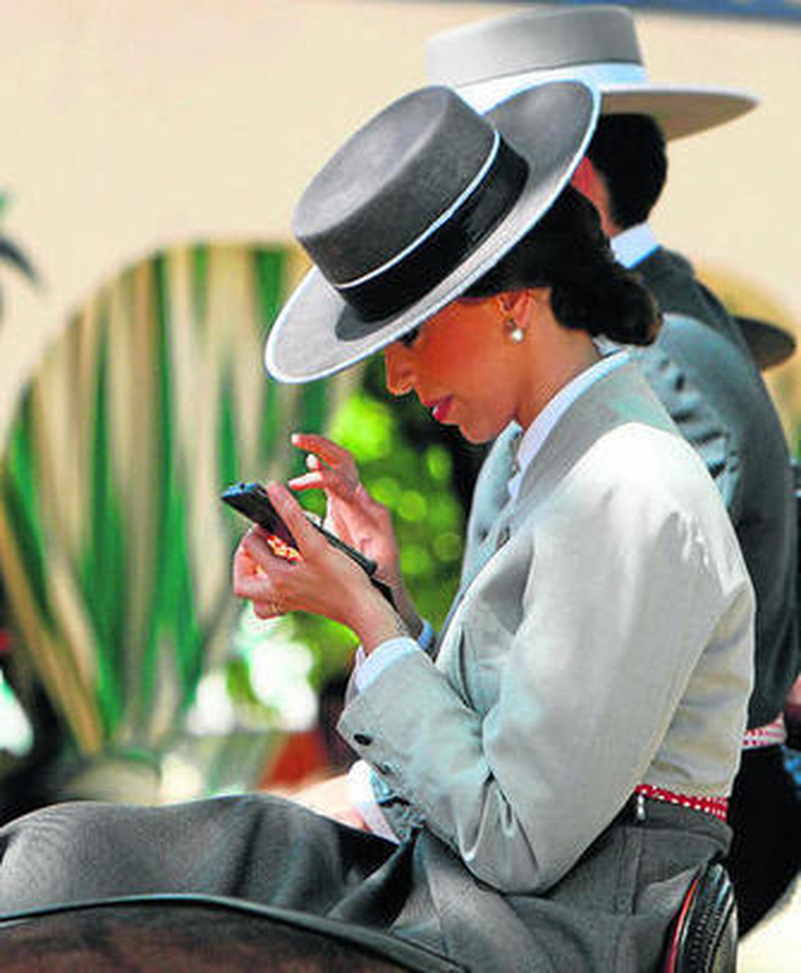 Una amazona escribe en su teléfono móvil.