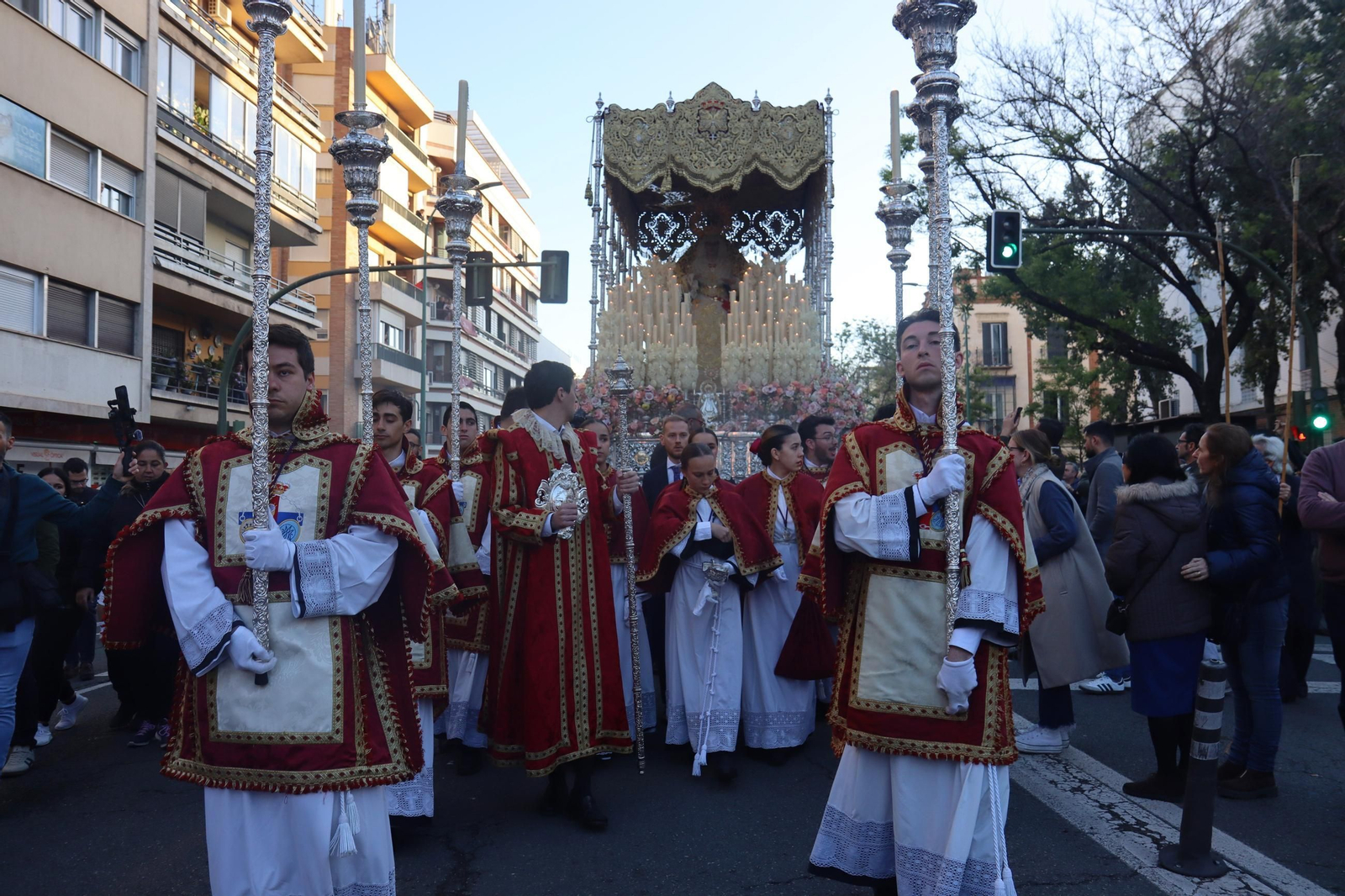 La salida de la hermandad de San Pablo desde el Santuario de los Gitanos