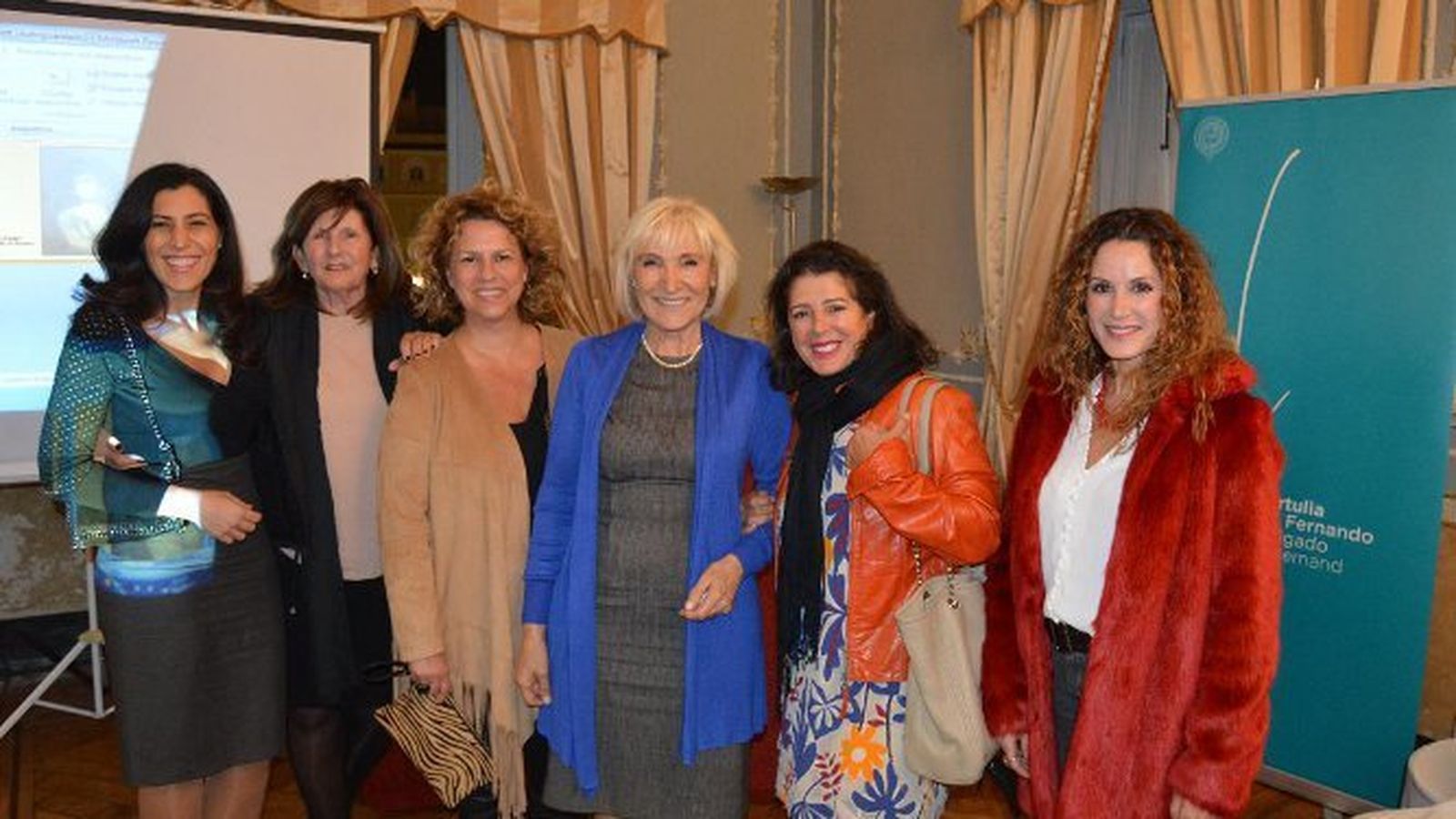 Lola Delgado, Cristina Bertelsen, María de Sobrino, Susi Cigüela, Carmen Gil de la Haza y Mónica Ballesteros, tras finalizar la conferencia.