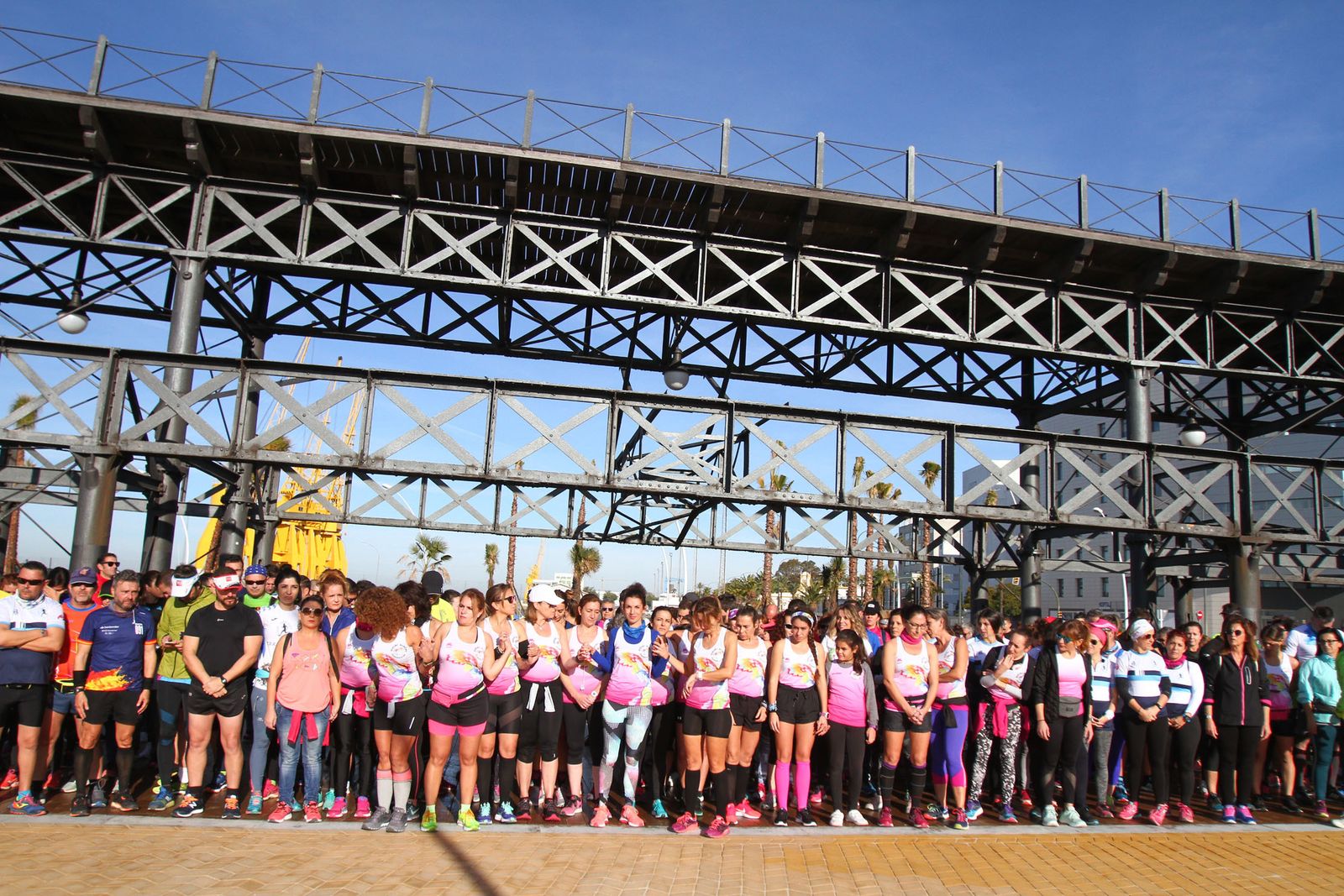 Cientos de personas rinden homenaje a Laura Luelmo en una carrera en Huelva.