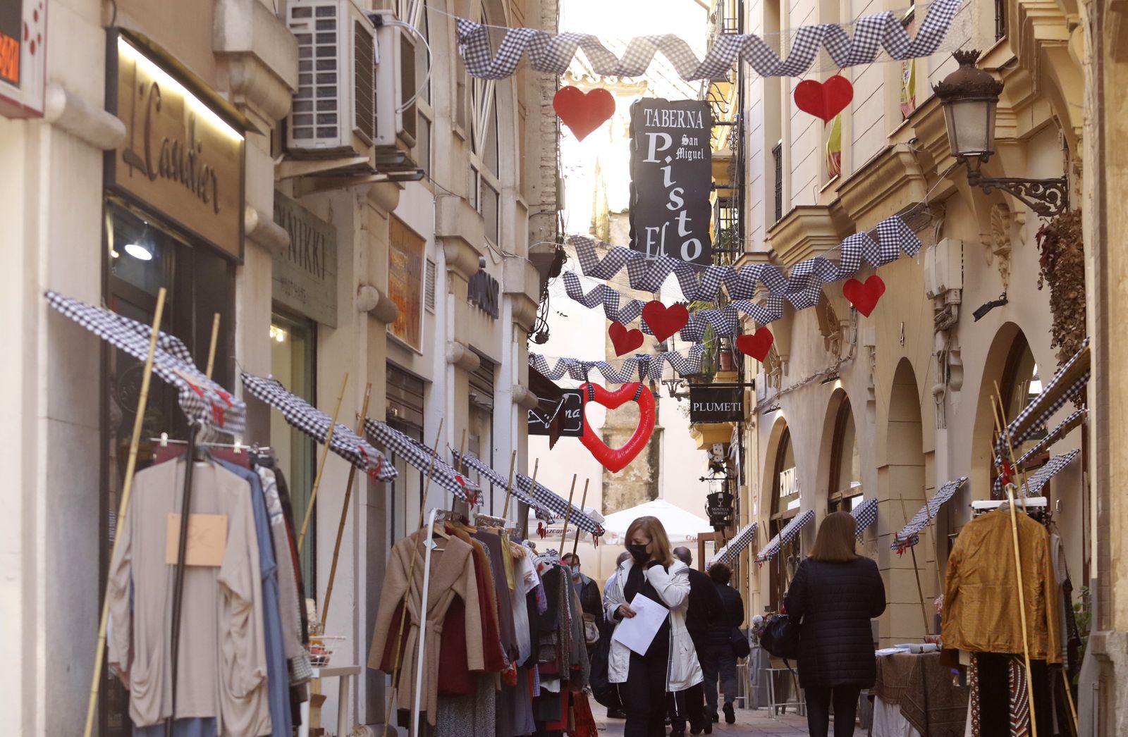La calle Barqueros de Córdoba, decorada por San Valentín.