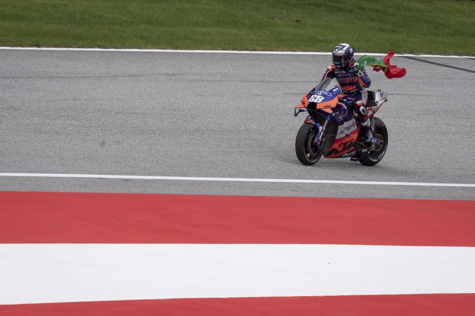 Oliveira celebra la victoria con la bandera de Portugal.