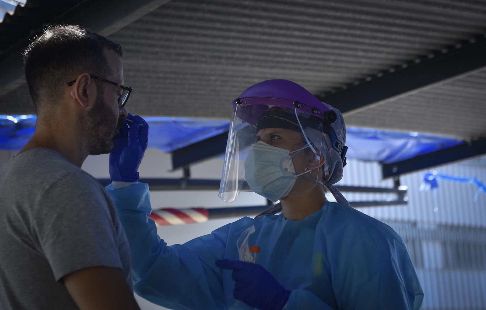 Un sanitario realiza una PCR en el puesto de realización de pruebas de Los Bermejales.