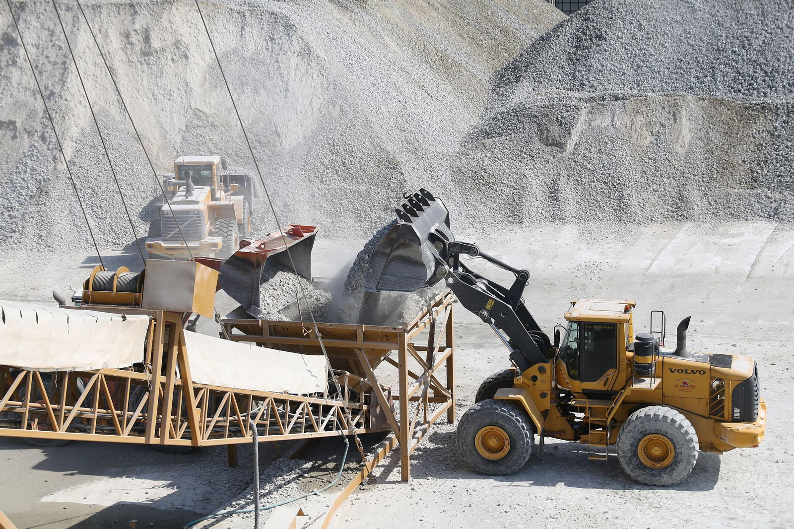 Así se carga en grandes barcos el yeso de Almería para exportarlo al extranjero