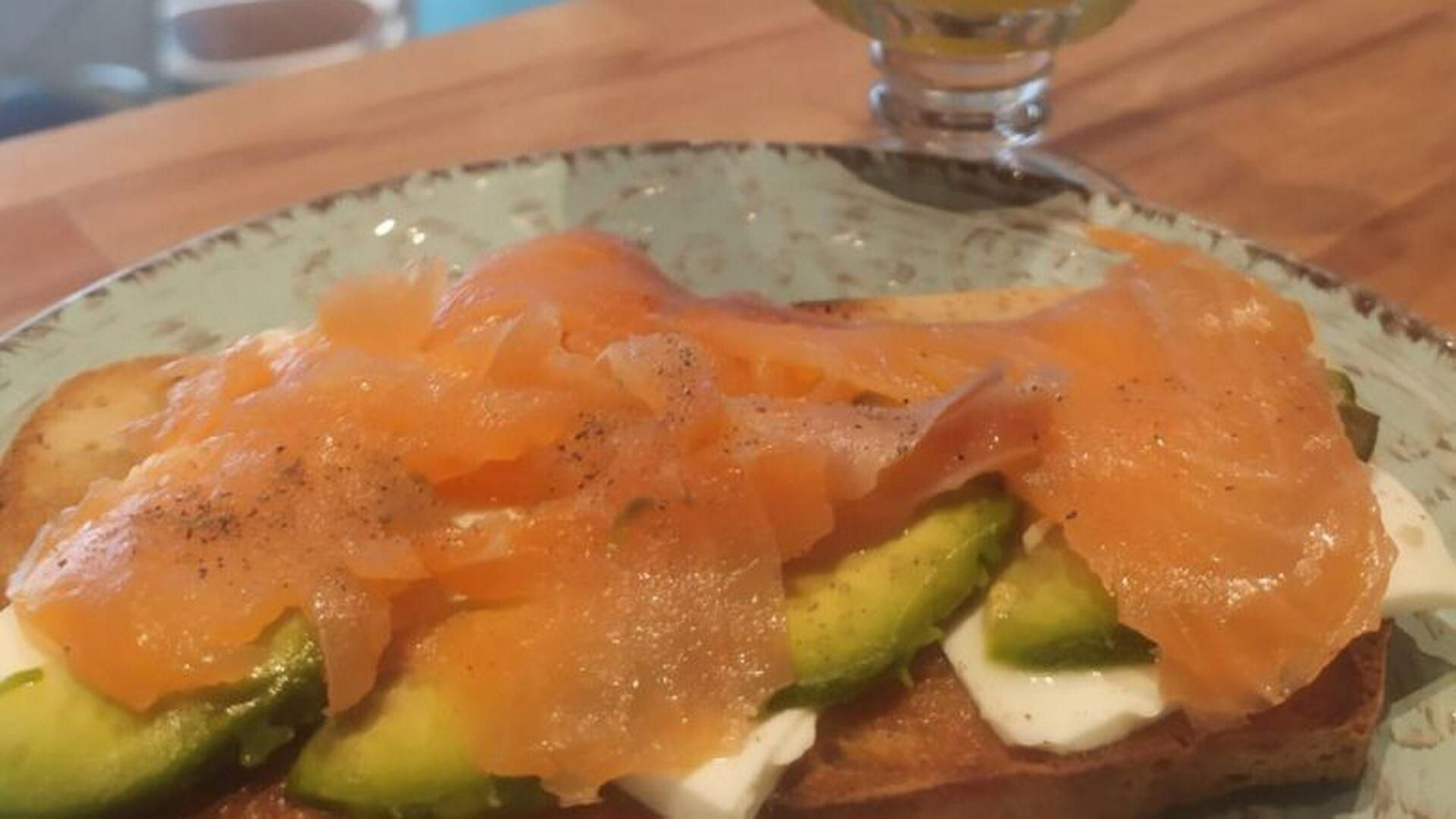 Brunch de tostada y zumo natural de  Queens Coffee