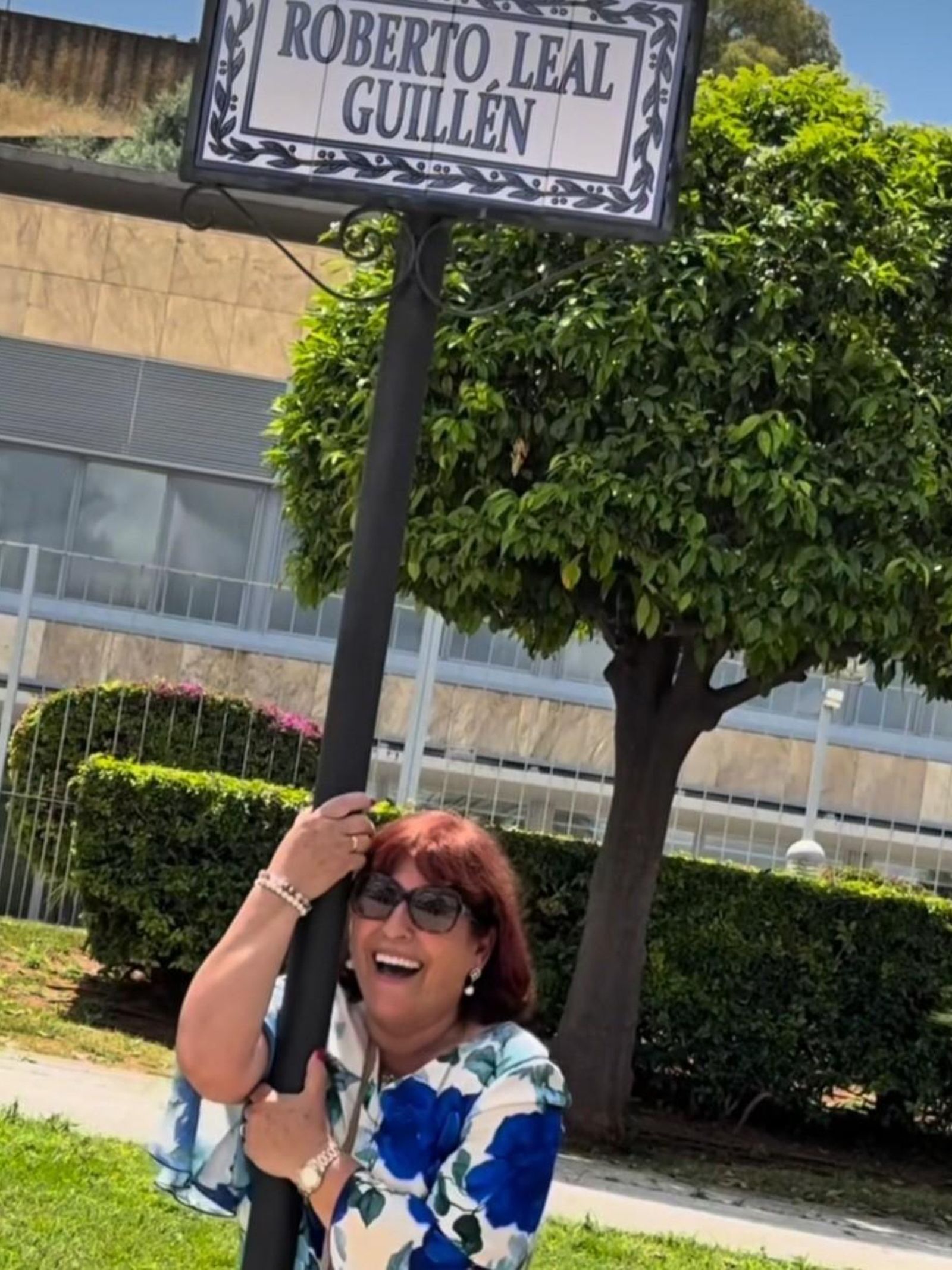 Mercedes Guillén ante el rótulo de la avenida con el nombre completo de su hijo, Roberto Leal