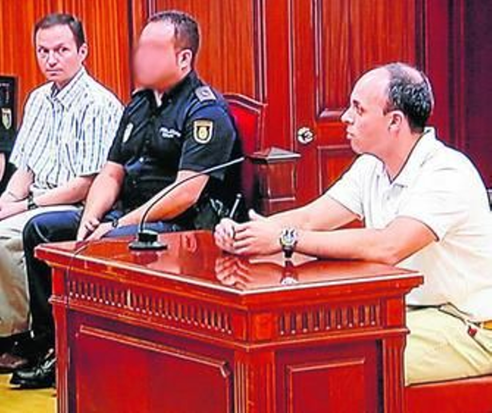 Bretón observa a uno de los agentes que participaron en la búsqueda de los niños.