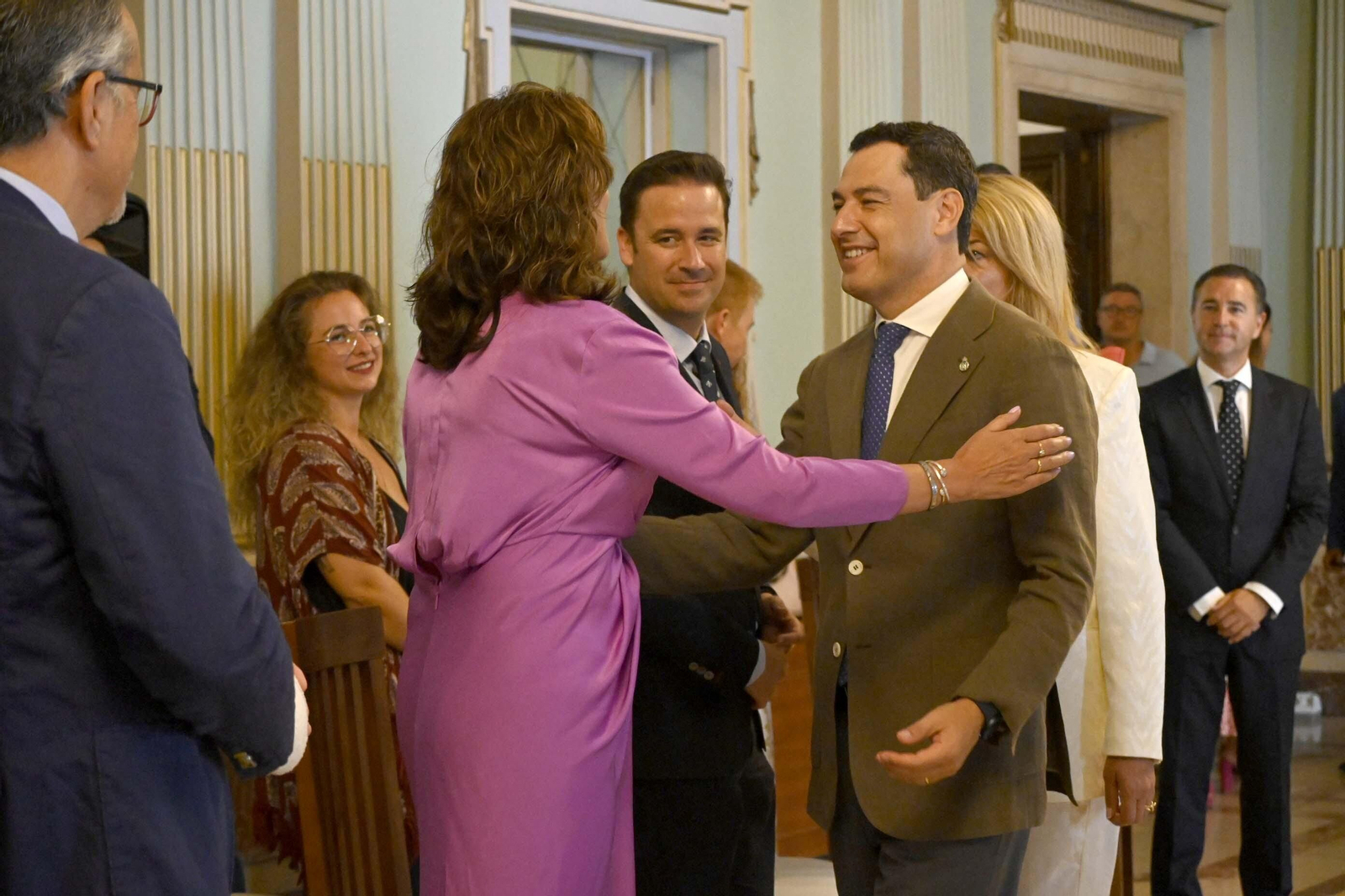 Visita de Juanma Moreno al Ayuntamiento de Huelva, en Imágenes