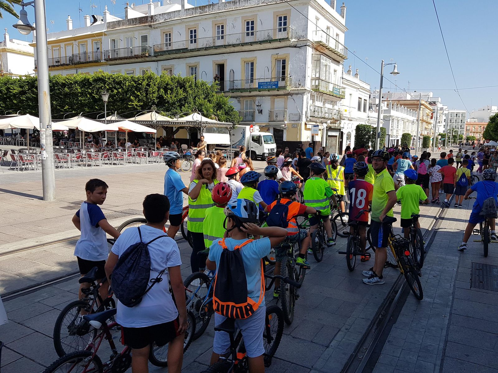 Alumnos de los colegios Servando Camúñez, Casal Carrillo y San Ignacio en el encuentro de bicicletas municipal.