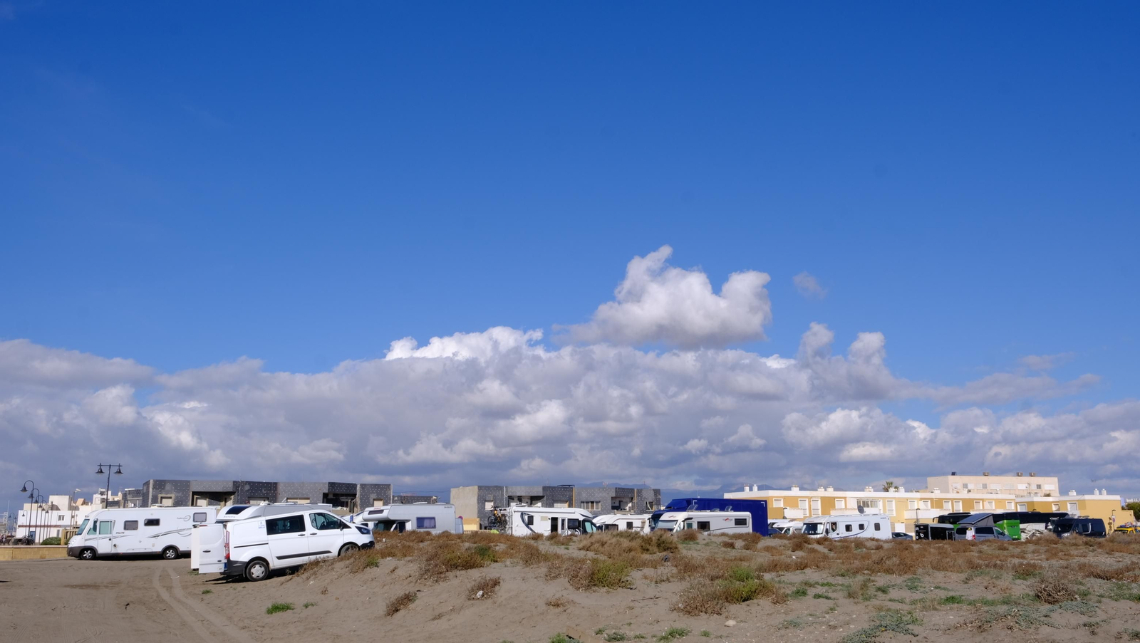 Imágenes de las caravanas estacionadas en el Parque Natural Cabo de Gata-Níjar