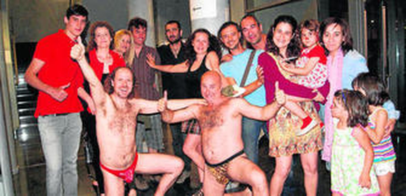 Práxedes Nieto y Víctor Carretero se quedaron en tanga después de la actuación.