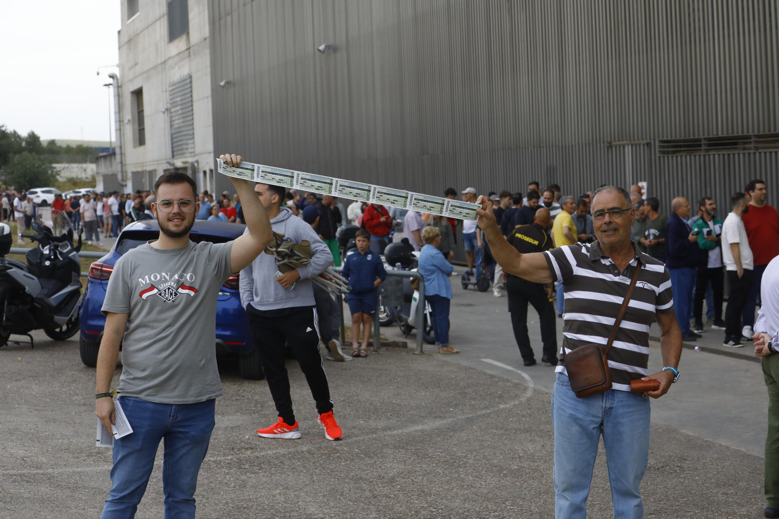 Las mejores fotos de las colas de El Arcángel para conseguir las entradas del Córdoba CF - Barcelona Atlétic Las mejores fotos de las colas de El Arcángel para conseguir las entradas del Córdoba CF - Barcelona Atlétic