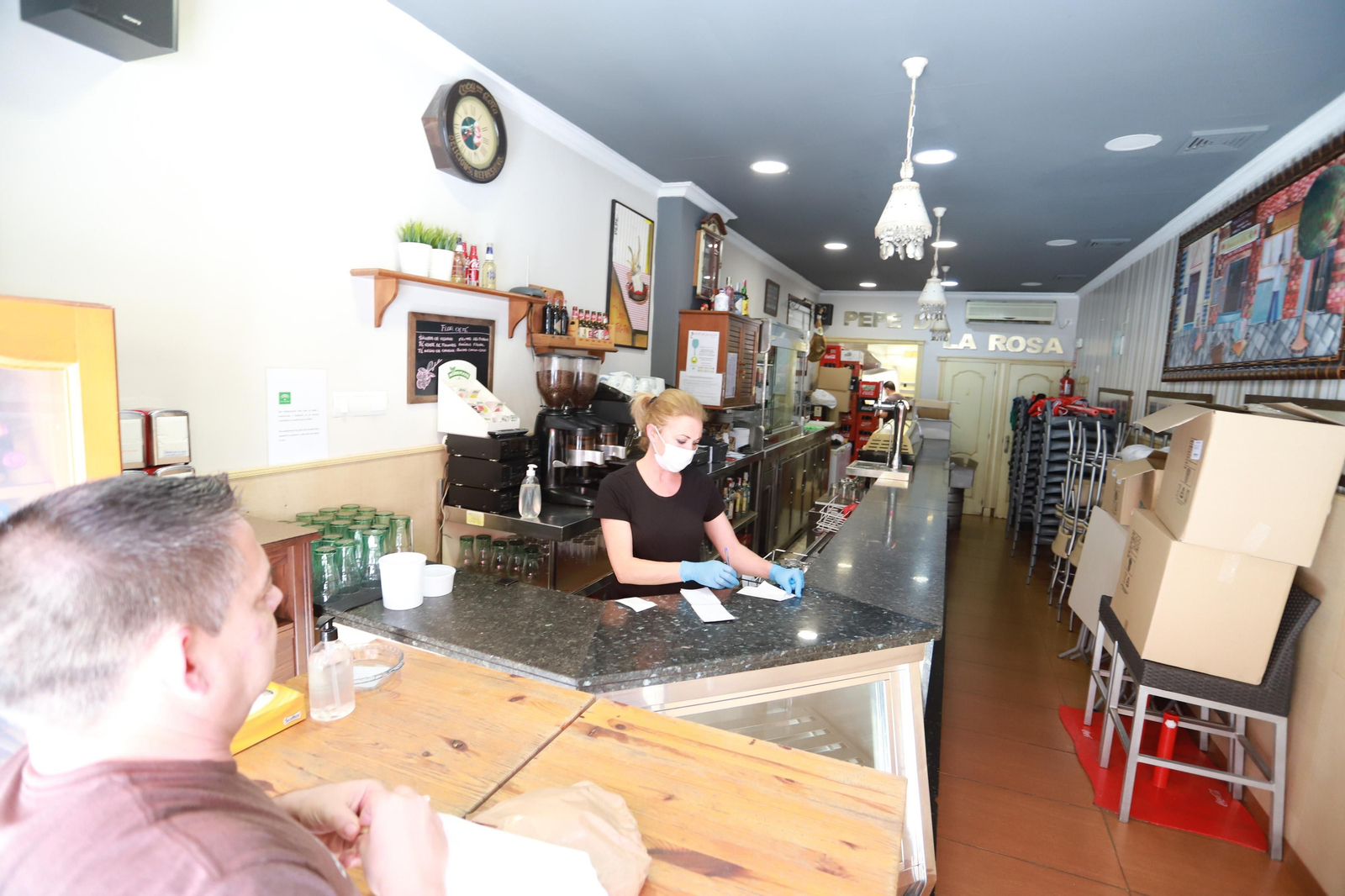 Imágenes de los últimos retoques de terrazas de bares y restaurantes