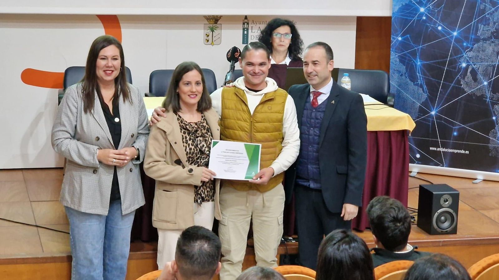 Rocío Moreno y Carlos Soriano en la entrega de los reconocimientos a los emprendedores.