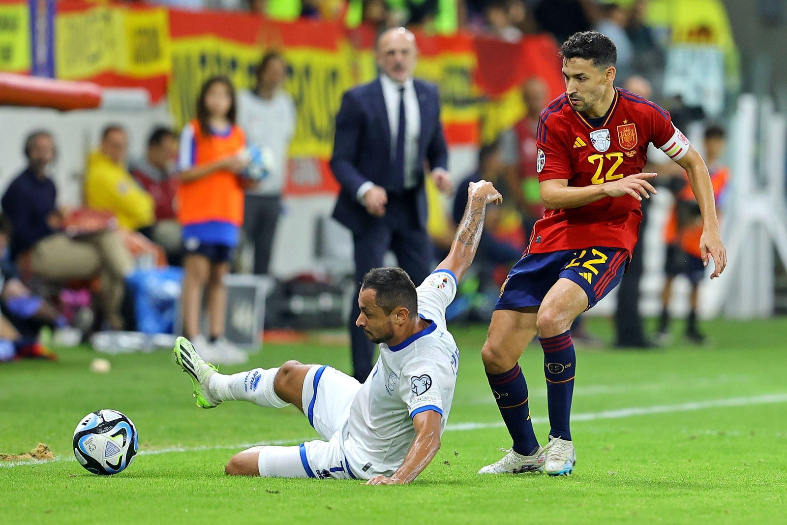 El capitán español, Jesús Navas, ante un jugador chipriota en la banda.