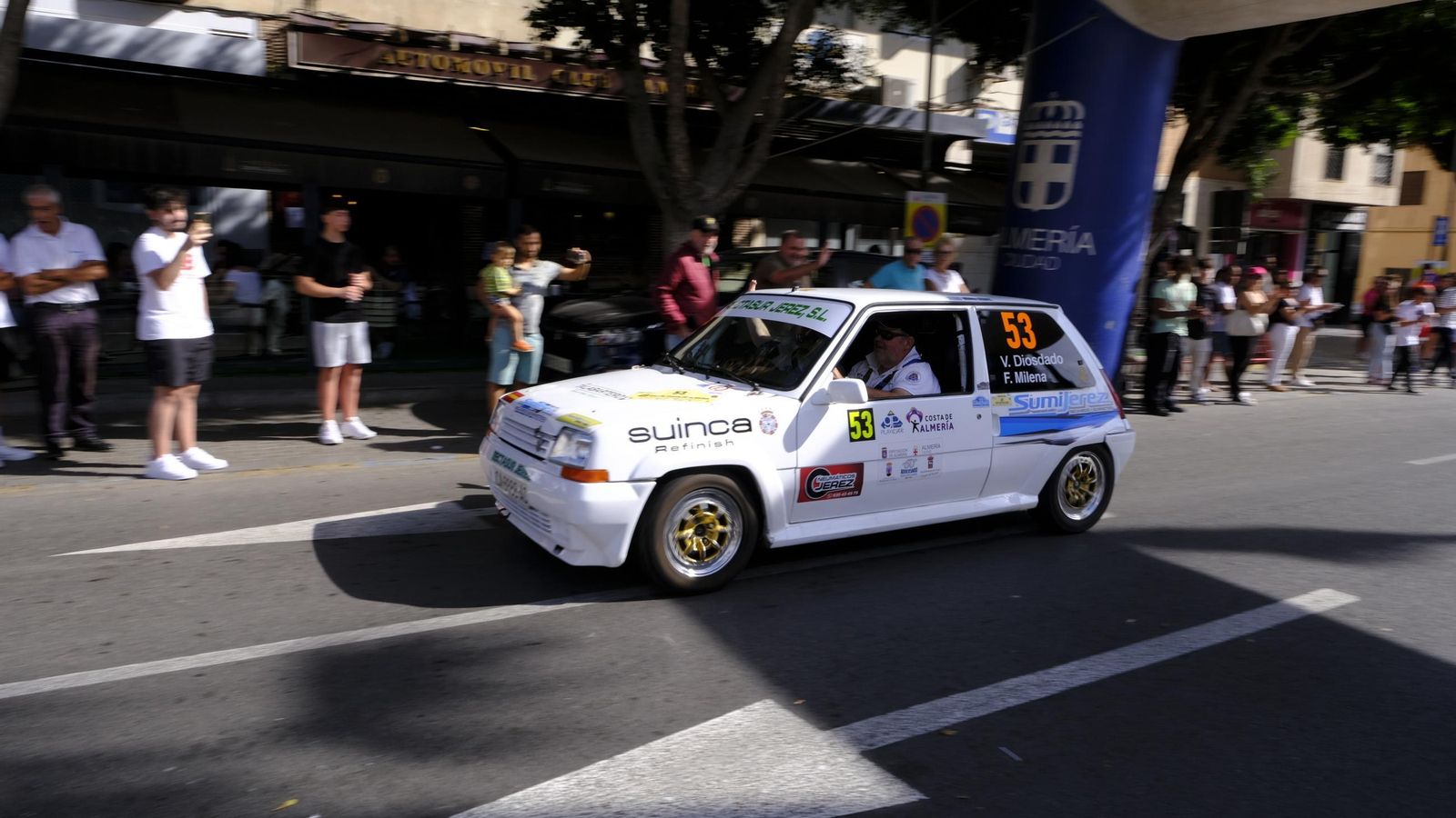 Uno de los vehículos participantes en la modalidad de Regularidad Clásica tomando la salida.